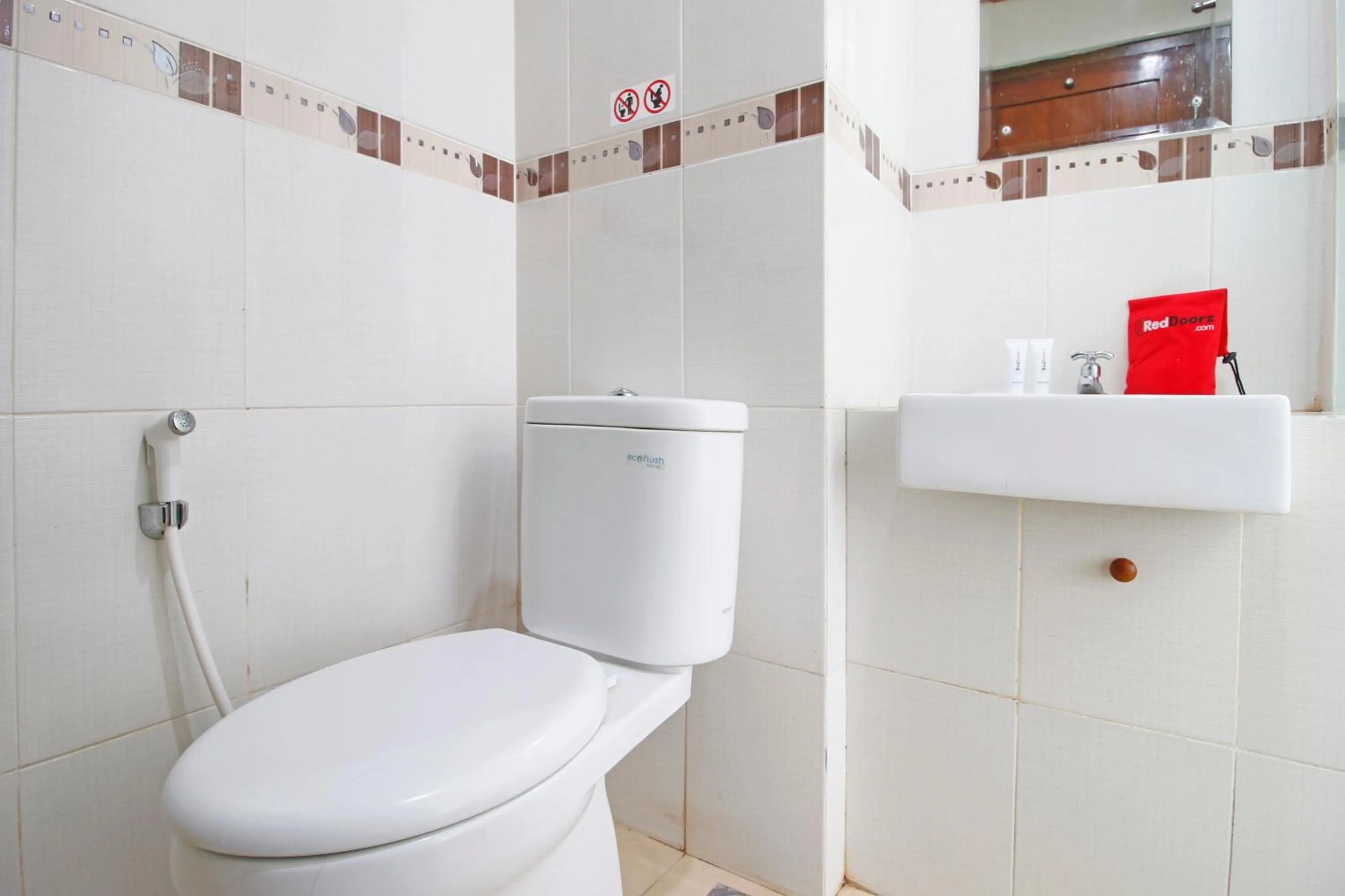 Bathroom in RedDoorz @ Turangga Sari