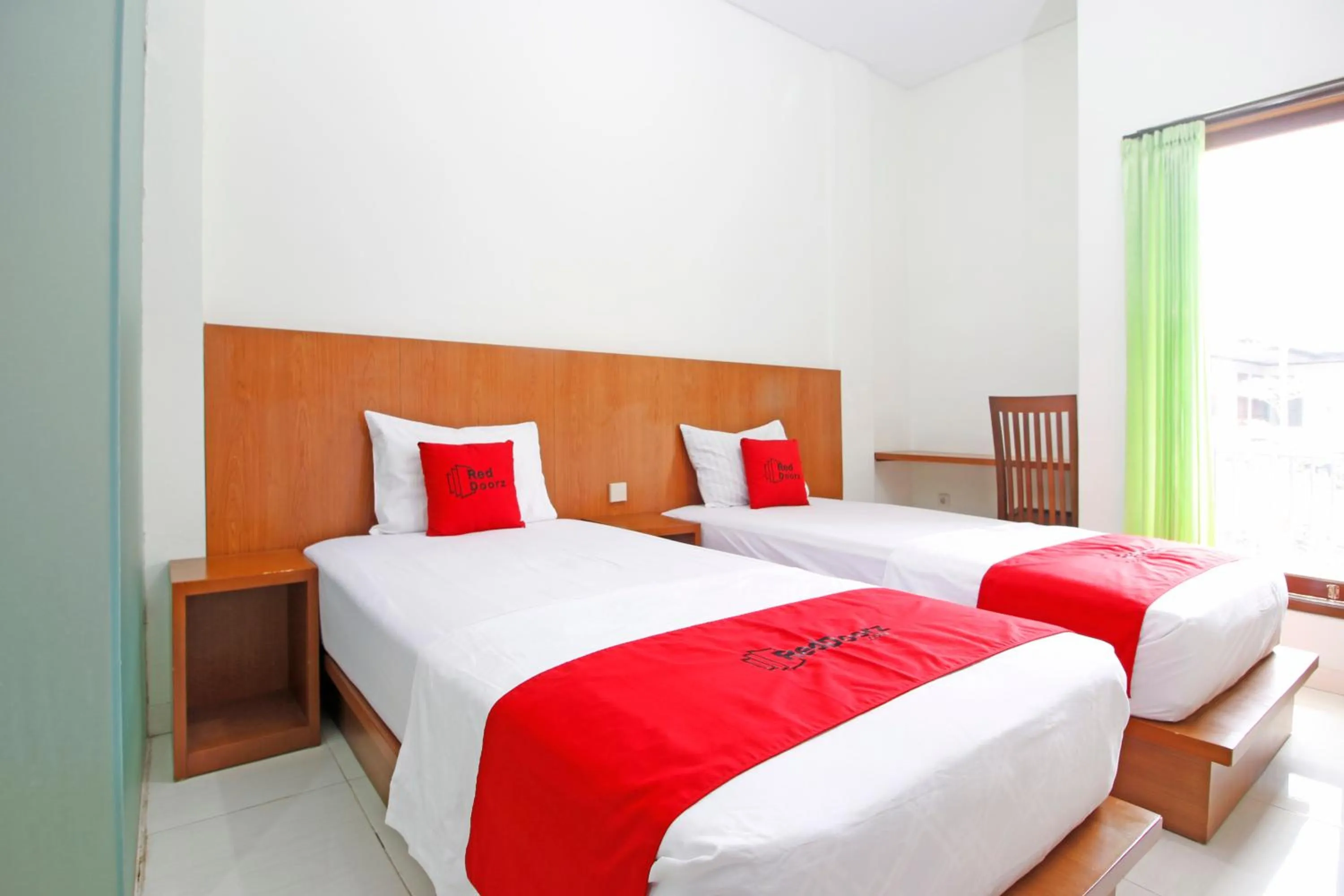 Bedroom, Bed in RedDoorz @ Turangga Sari