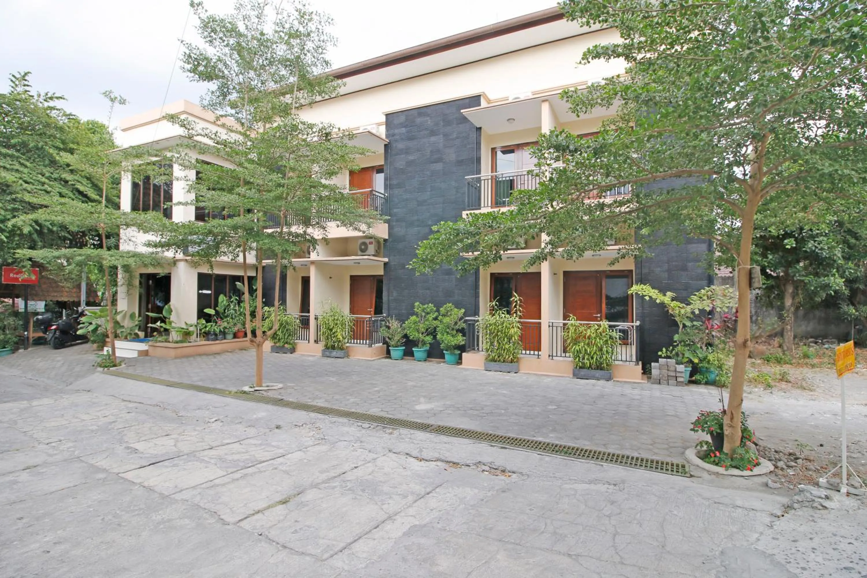 Property building in RedDoorz @ Turangga Sari