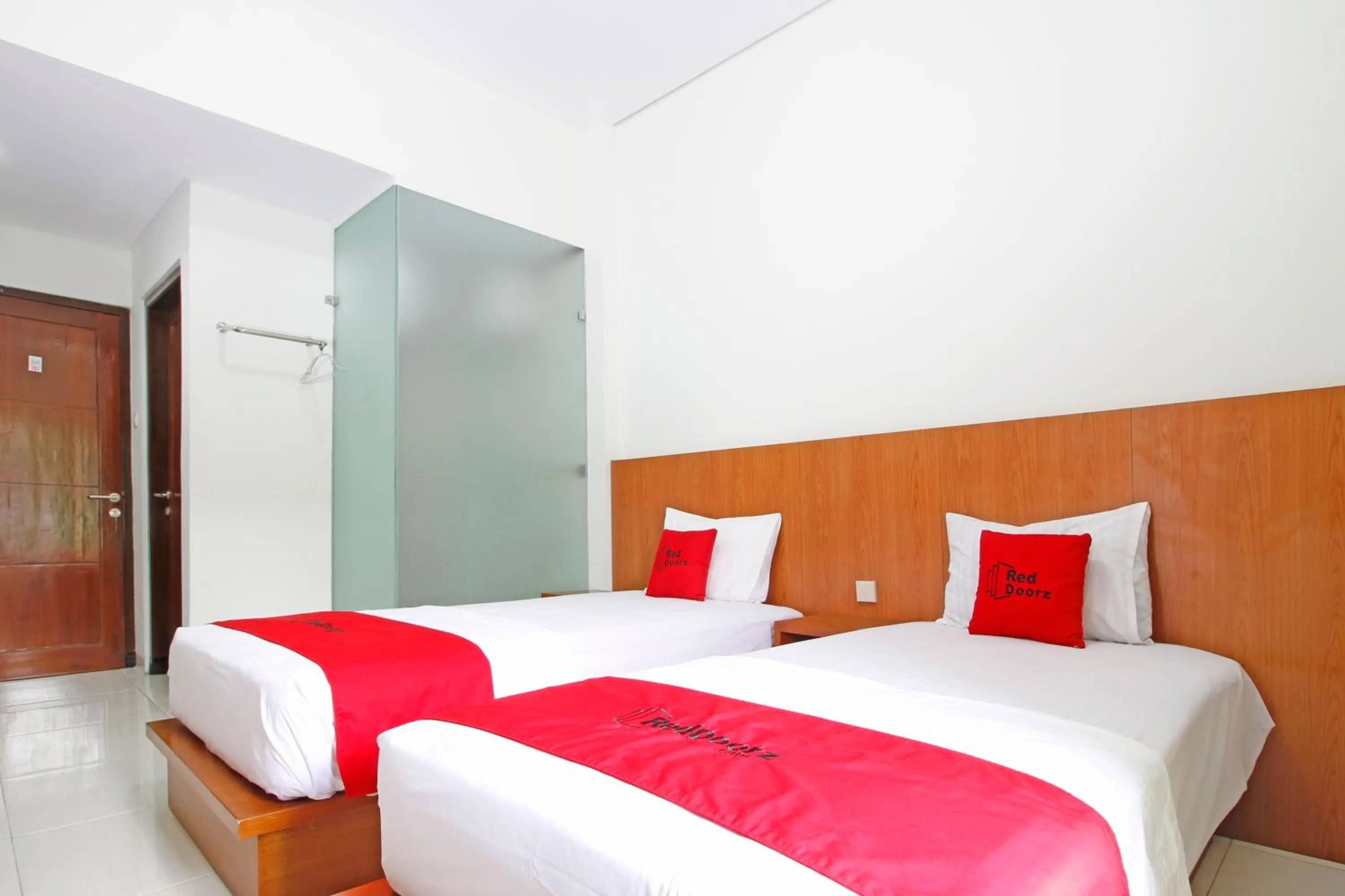 Bedroom, Bed in RedDoorz @ Turangga Sari