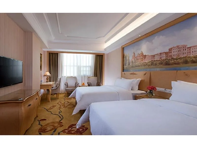 Bed in Vienna International Hotel Shenzhen Longhua Center