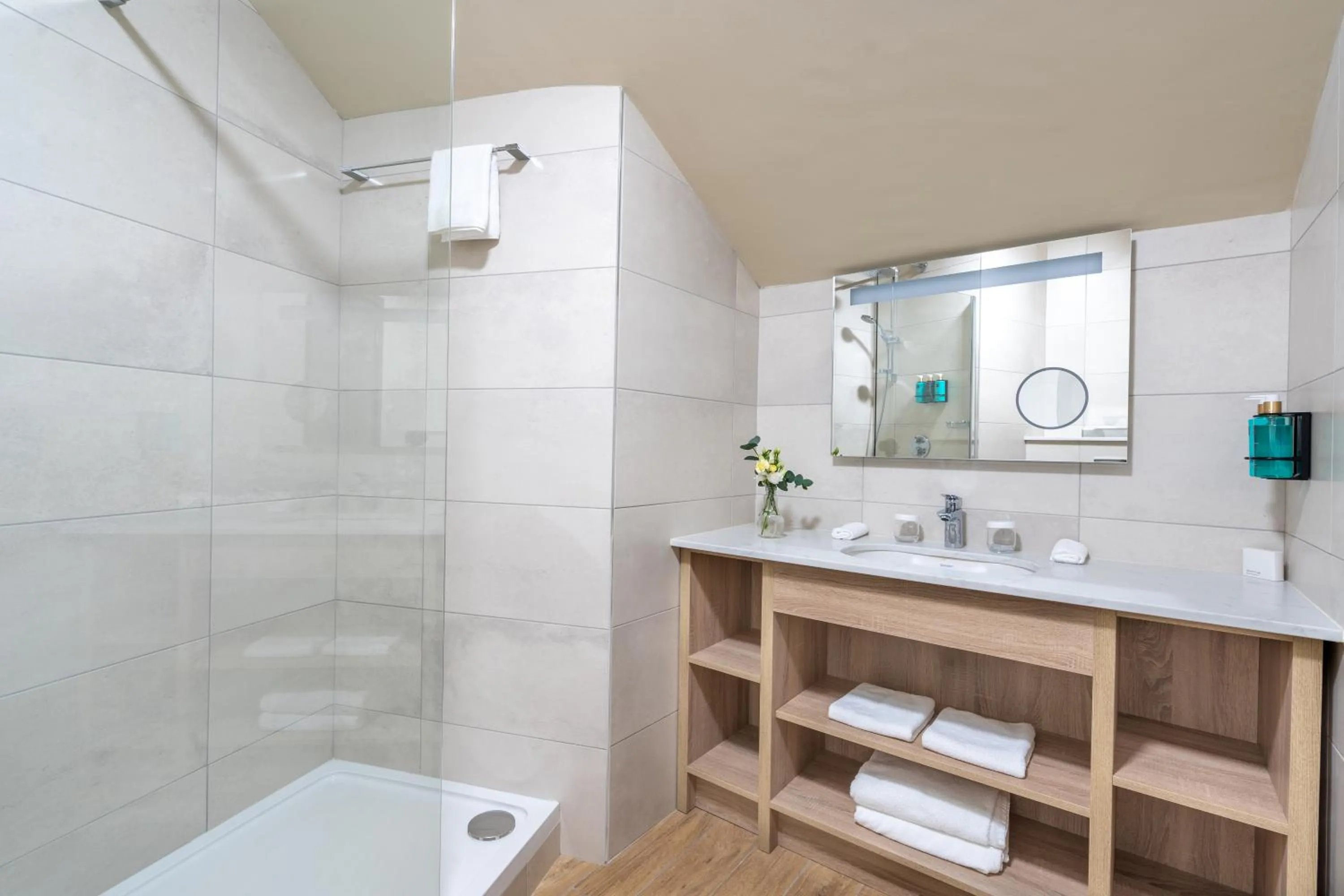 Shower in Harbour Hotel