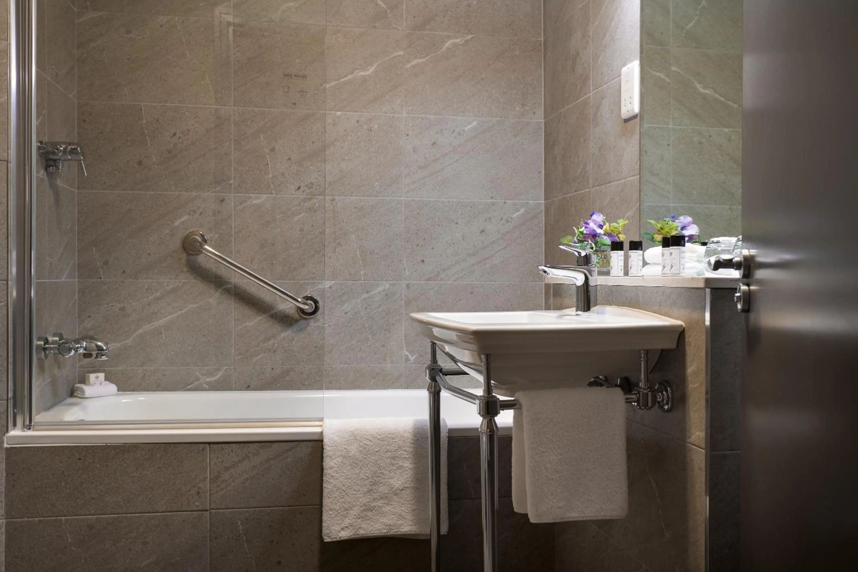 Shower in Harbour Hotel