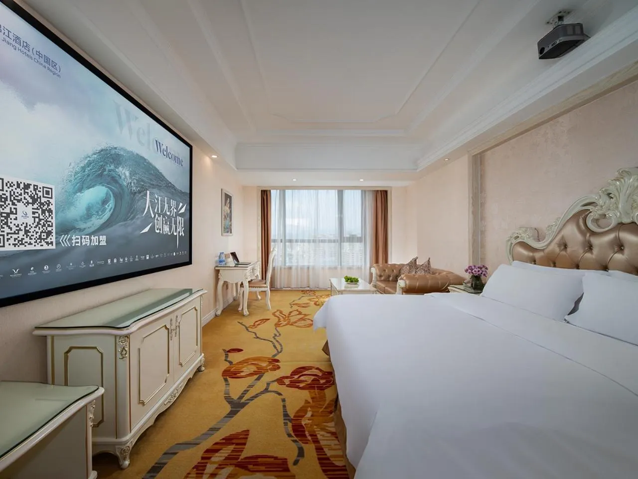 Communal lounge/ TV room, Bed in Vienna International Hotel Jieyang Yangmei Jade hotel