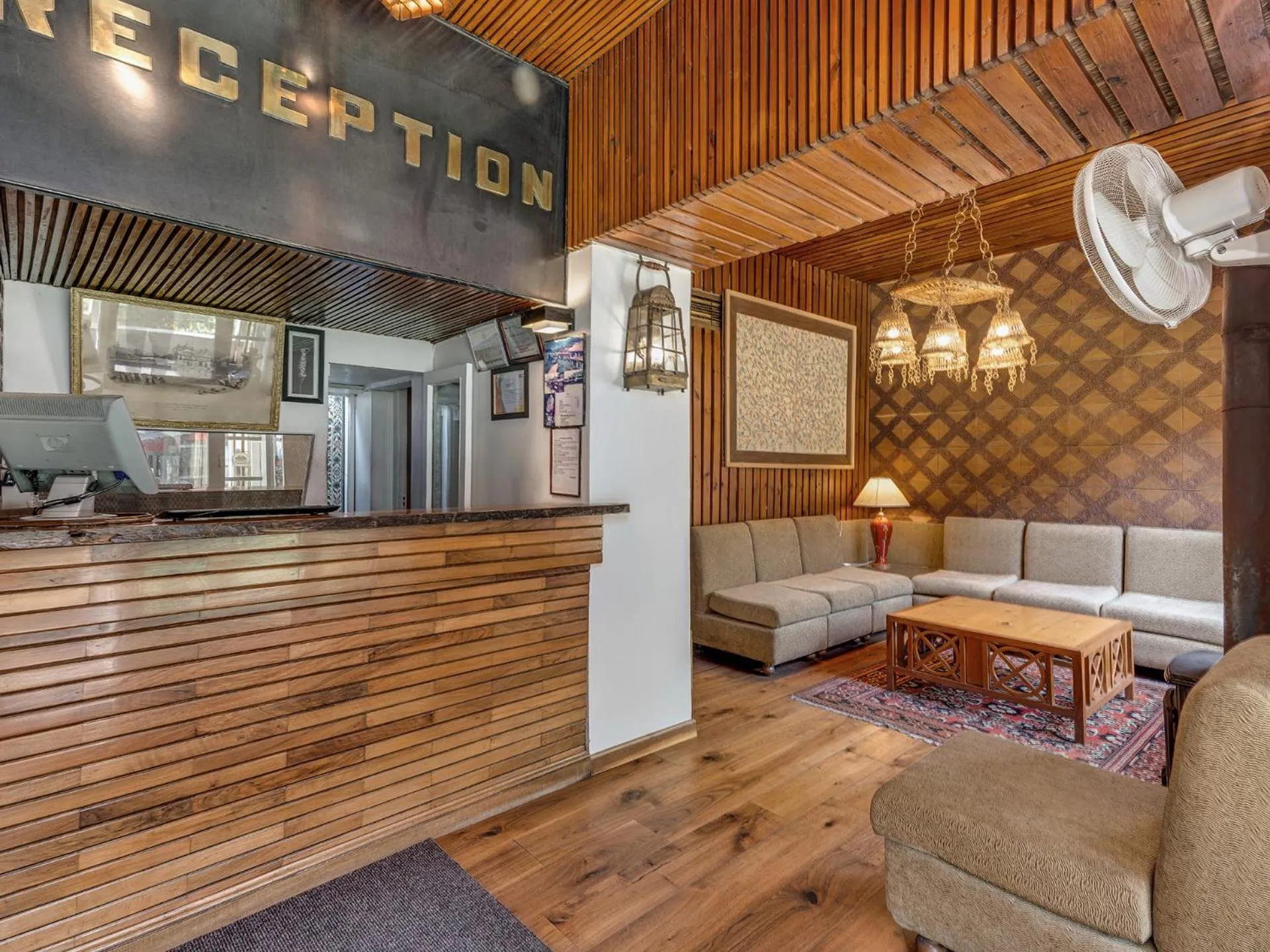 Lobby or reception in Pahalgam Hotel Riverside Luxury