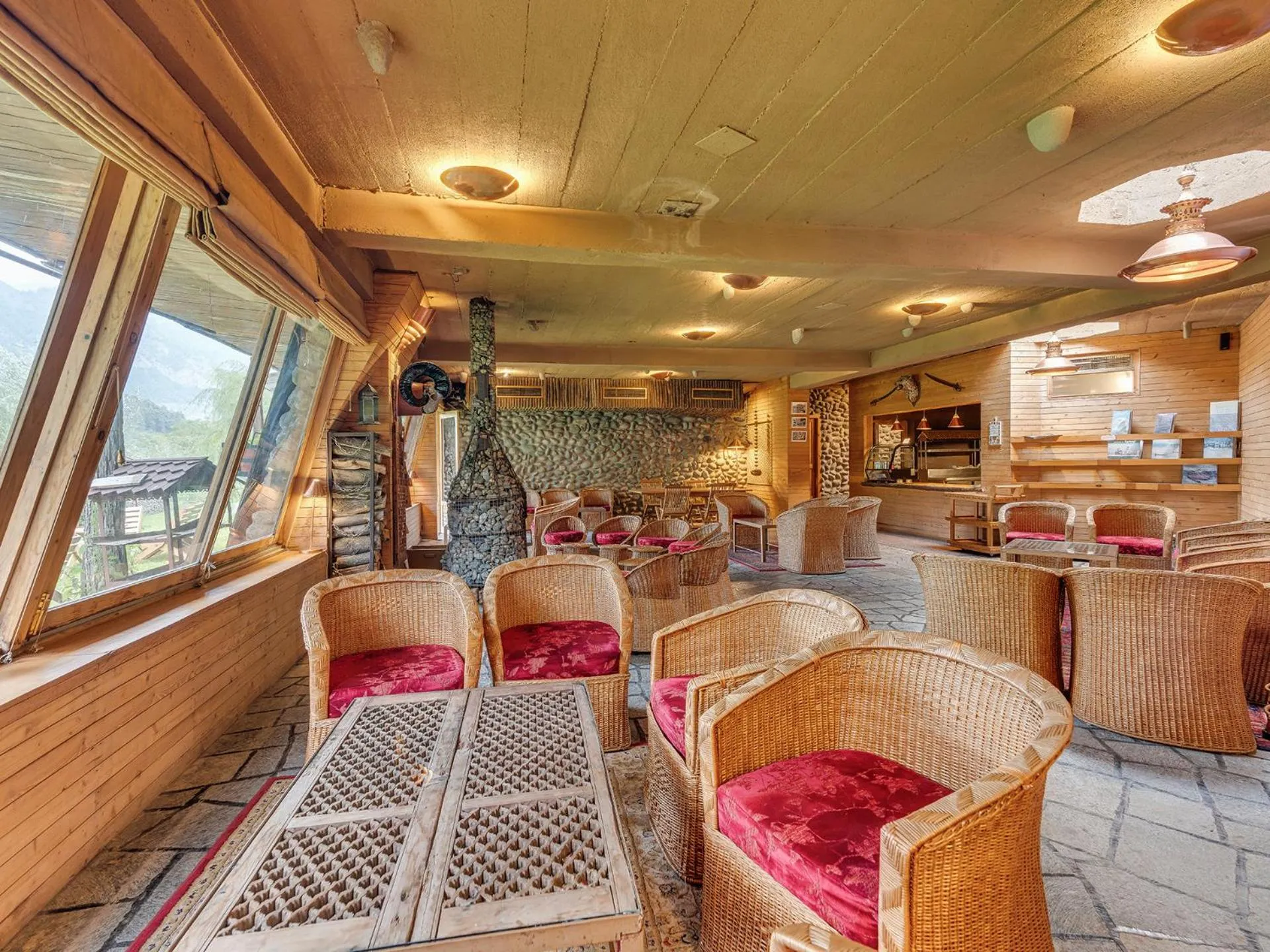 Lounge or bar in Pahalgam Hotel Riverside Luxury