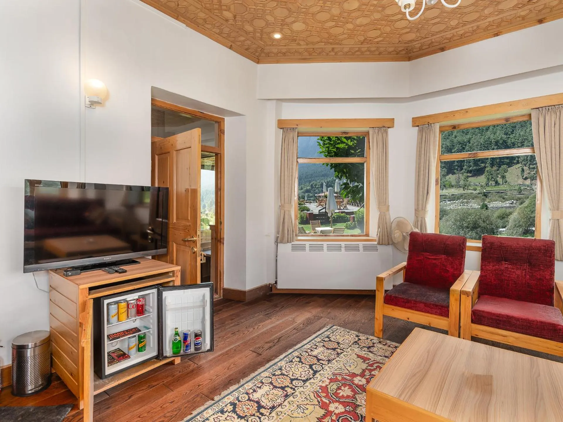 Living room in Pahalgam Hotel Riverside Luxury