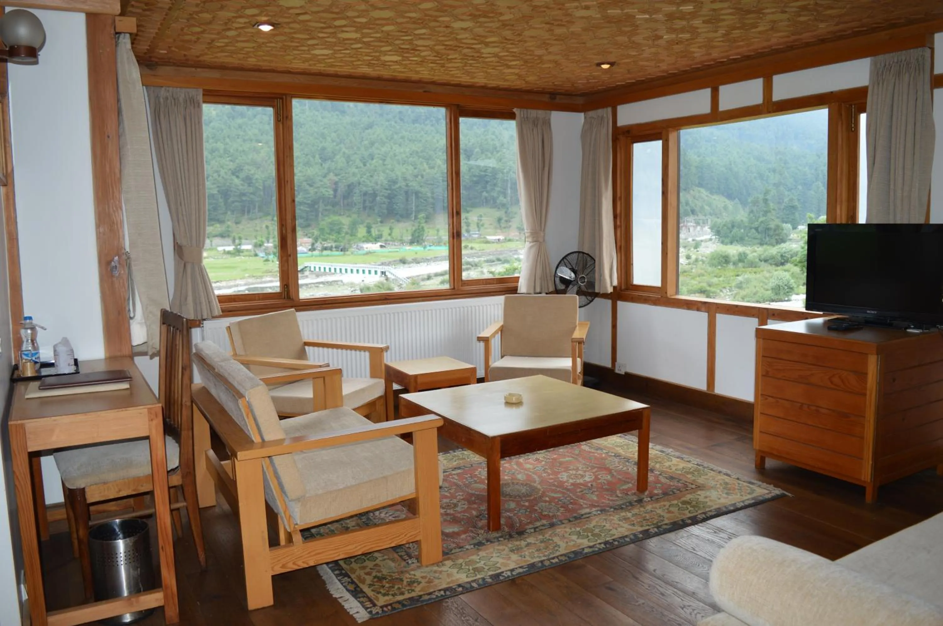 Living room in Pahalgam Hotel Riverside Luxury