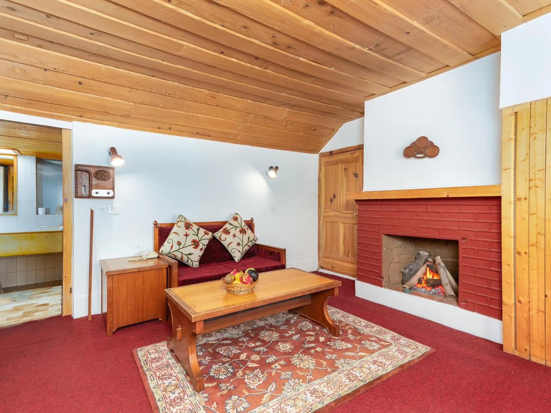 Living room in Pahalgam Hotel Riverside Luxury