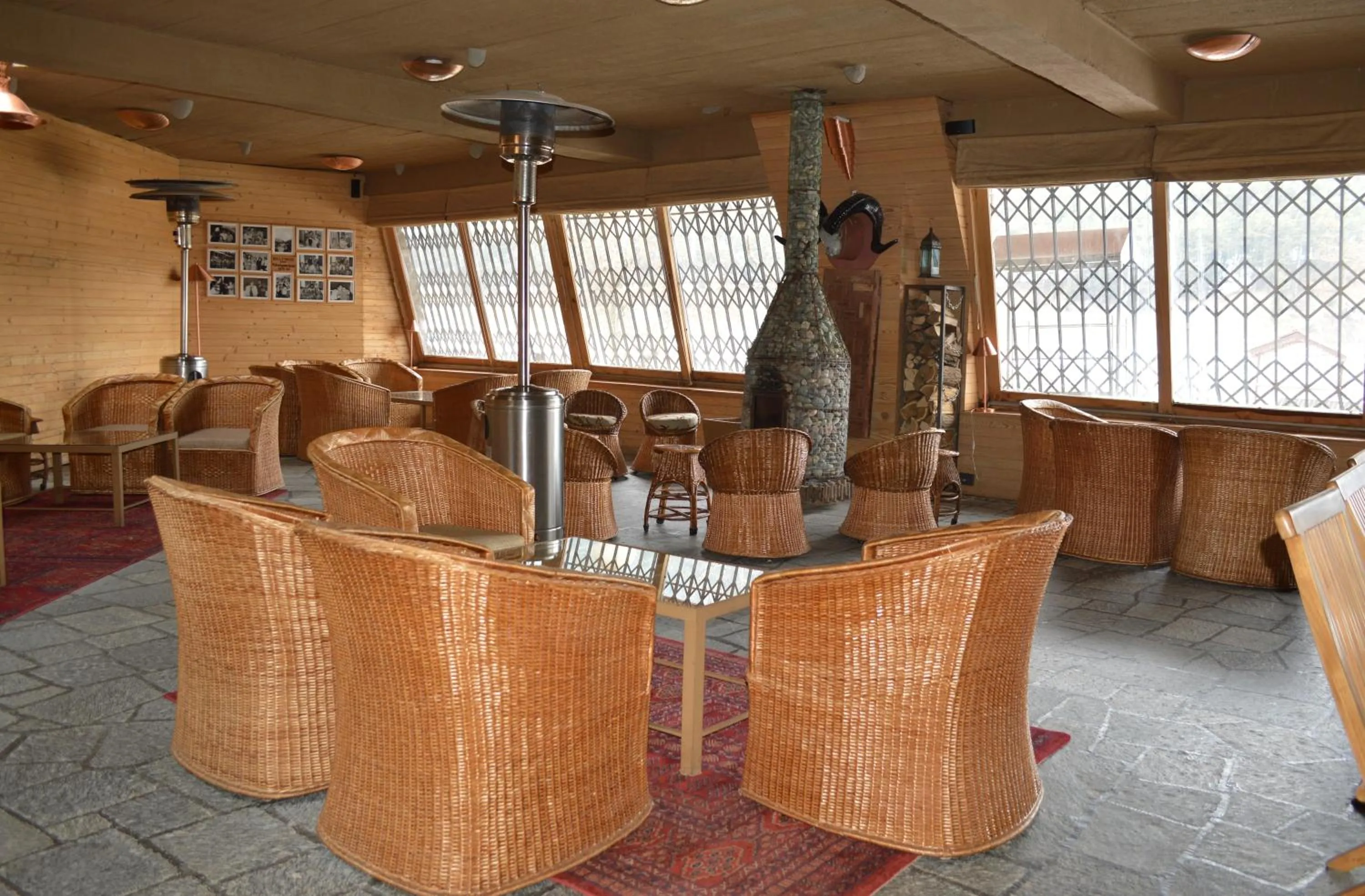 Lounge or bar in Pahalgam Hotel Riverside Luxury