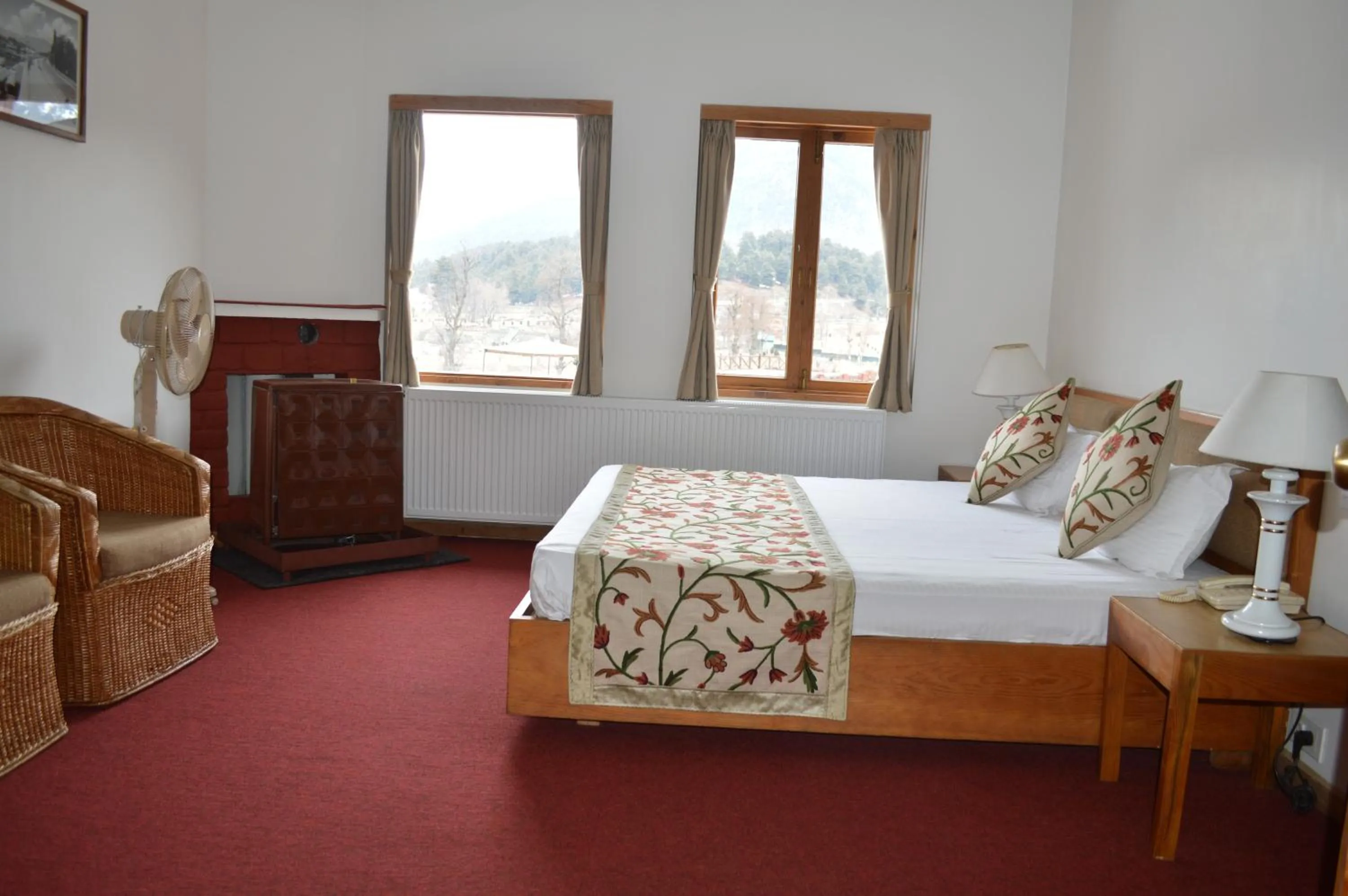 Photo of the whole room, Bed in Pahalgam Hotel Riverside Luxury
