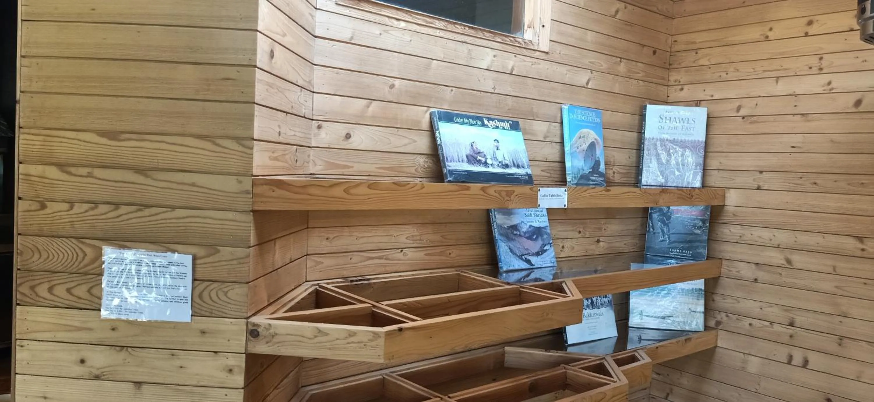 Lounge or bar in Pahalgam Hotel Riverside Luxury