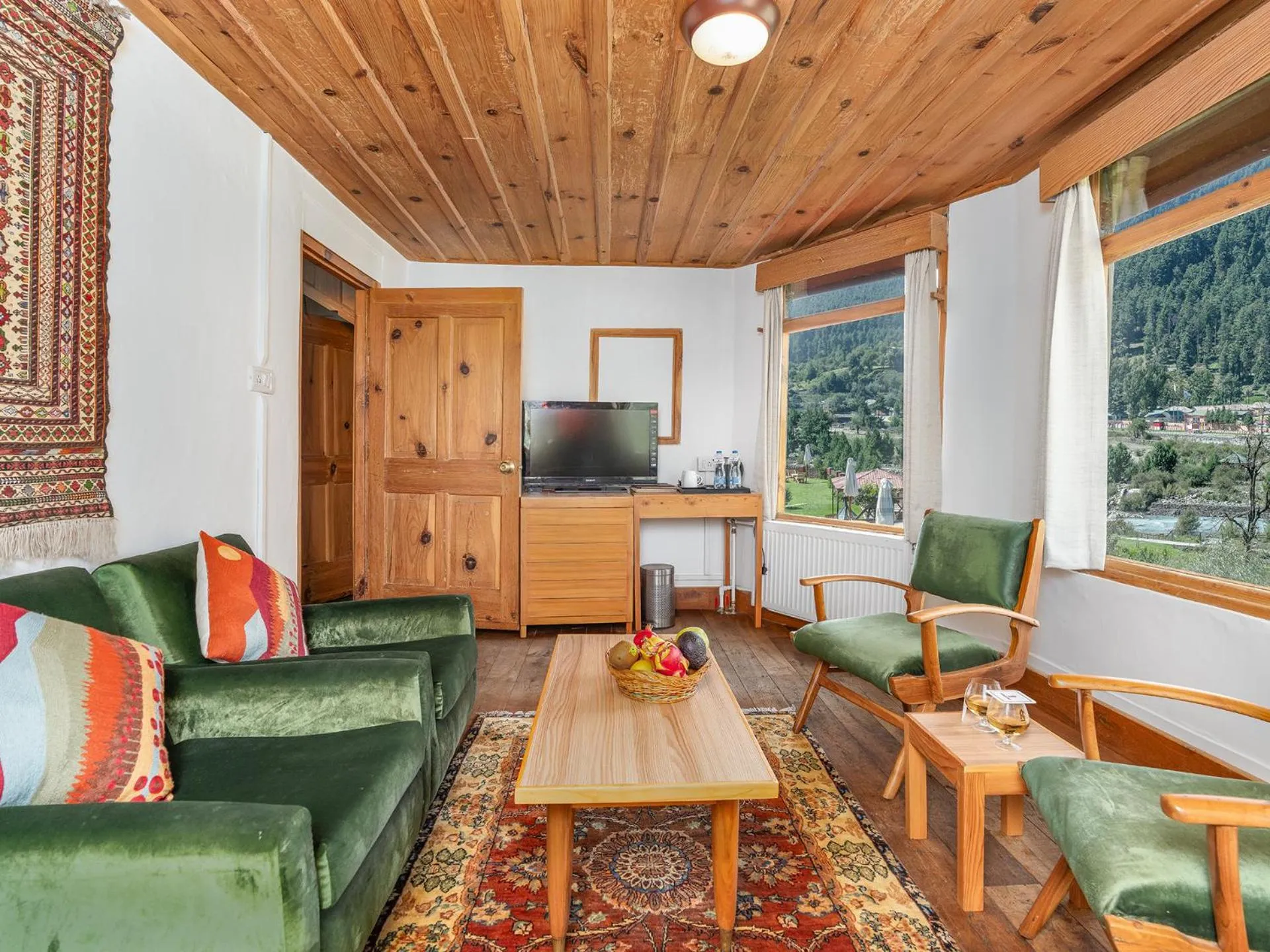 Living room in Pahalgam Hotel Riverside Luxury