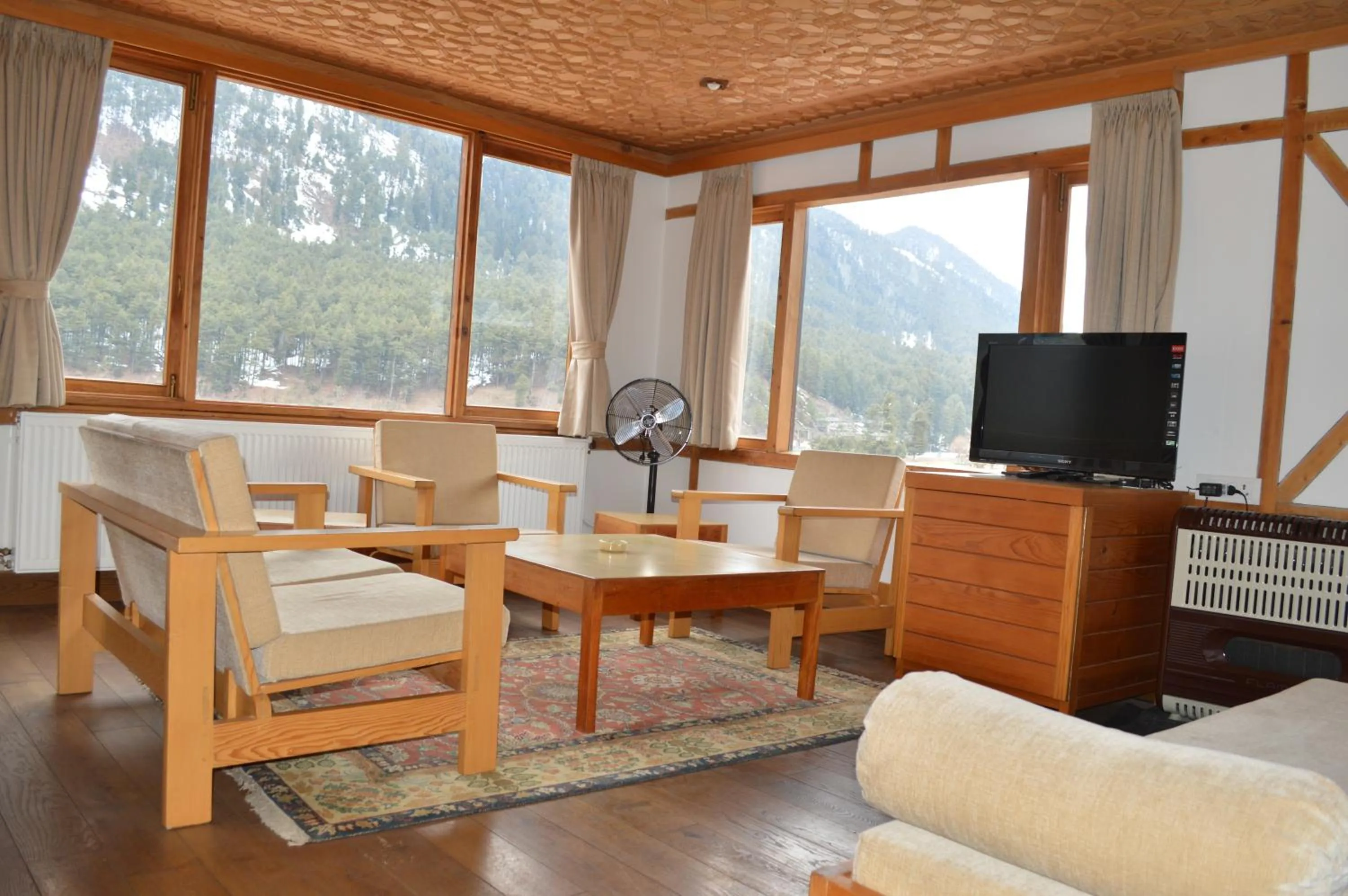 Living room in Pahalgam Hotel Riverside Luxury