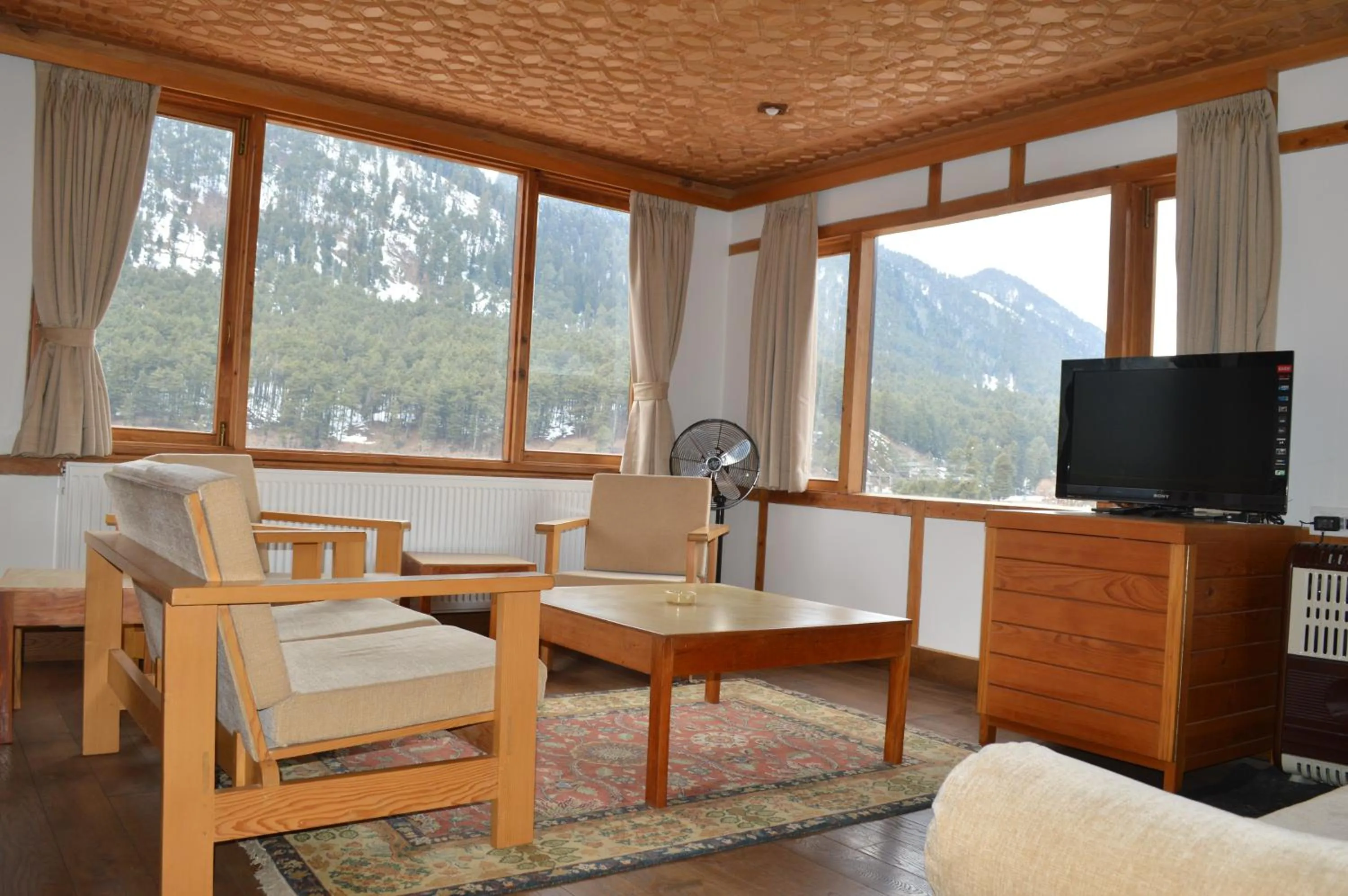 Living room in Pahalgam Hotel Riverside Luxury