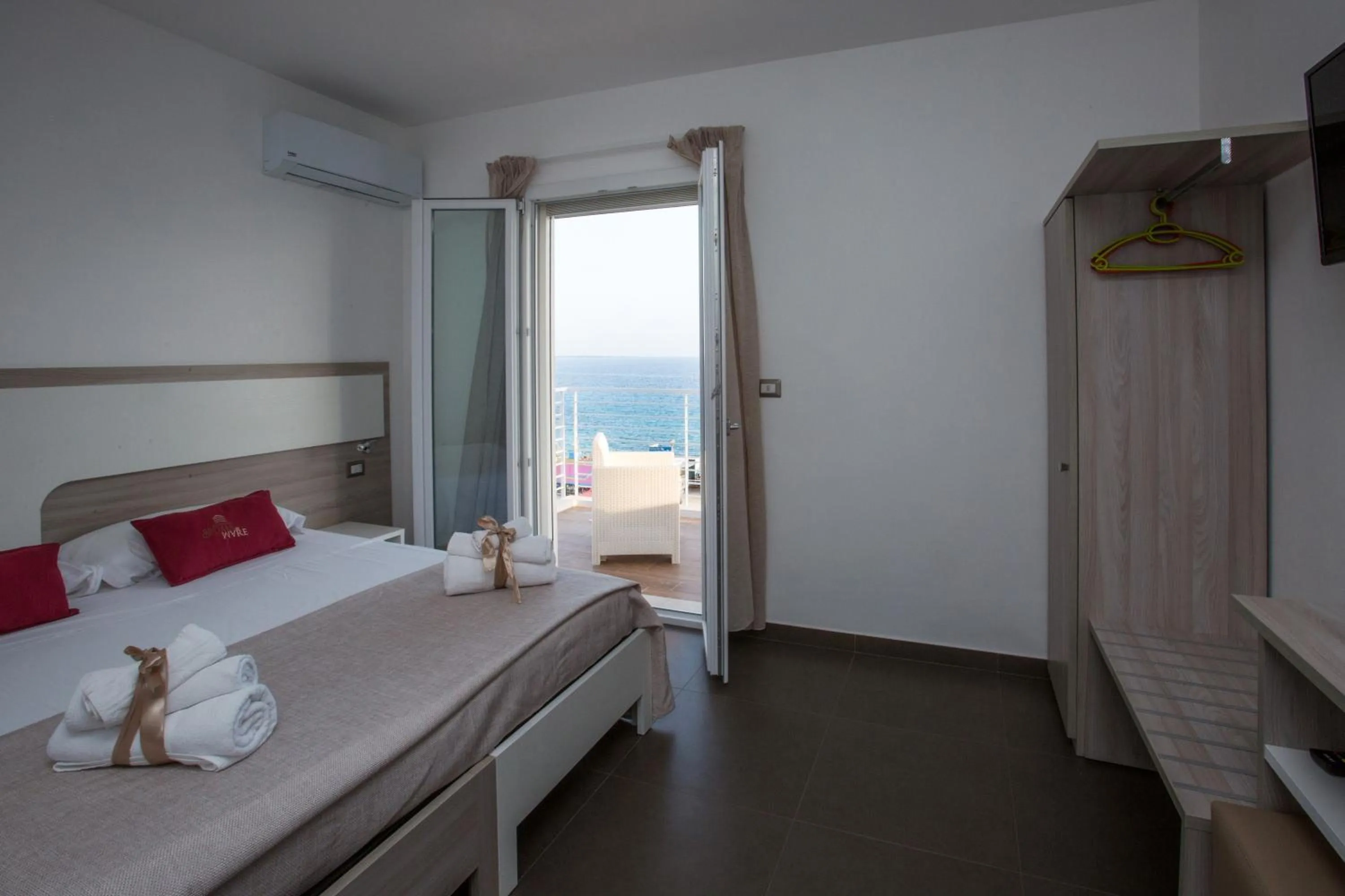 Photo of the whole room, Bed in Spuma di mare