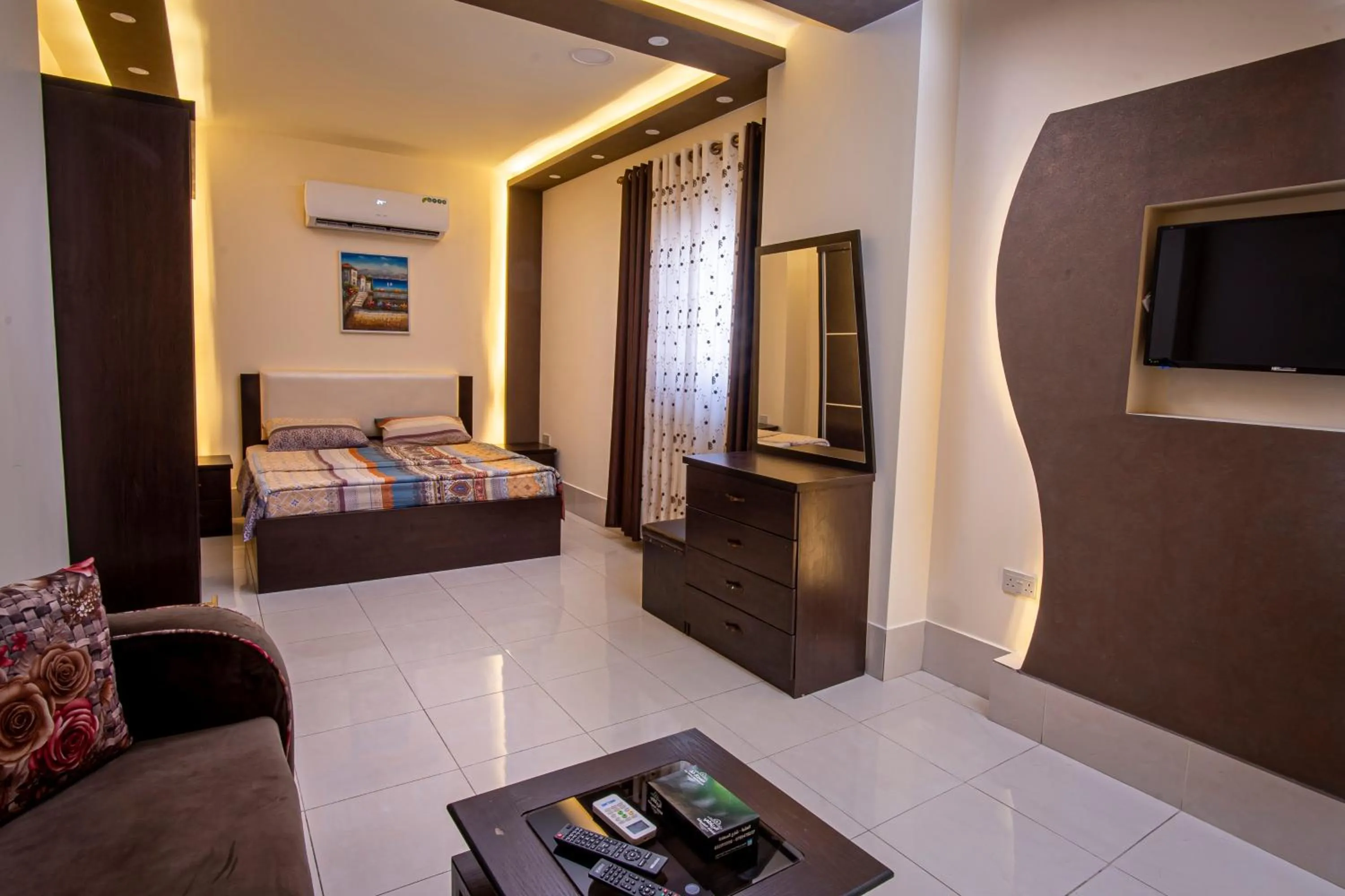 Bedroom, Bed in Al Riyati Hotel Apartments
