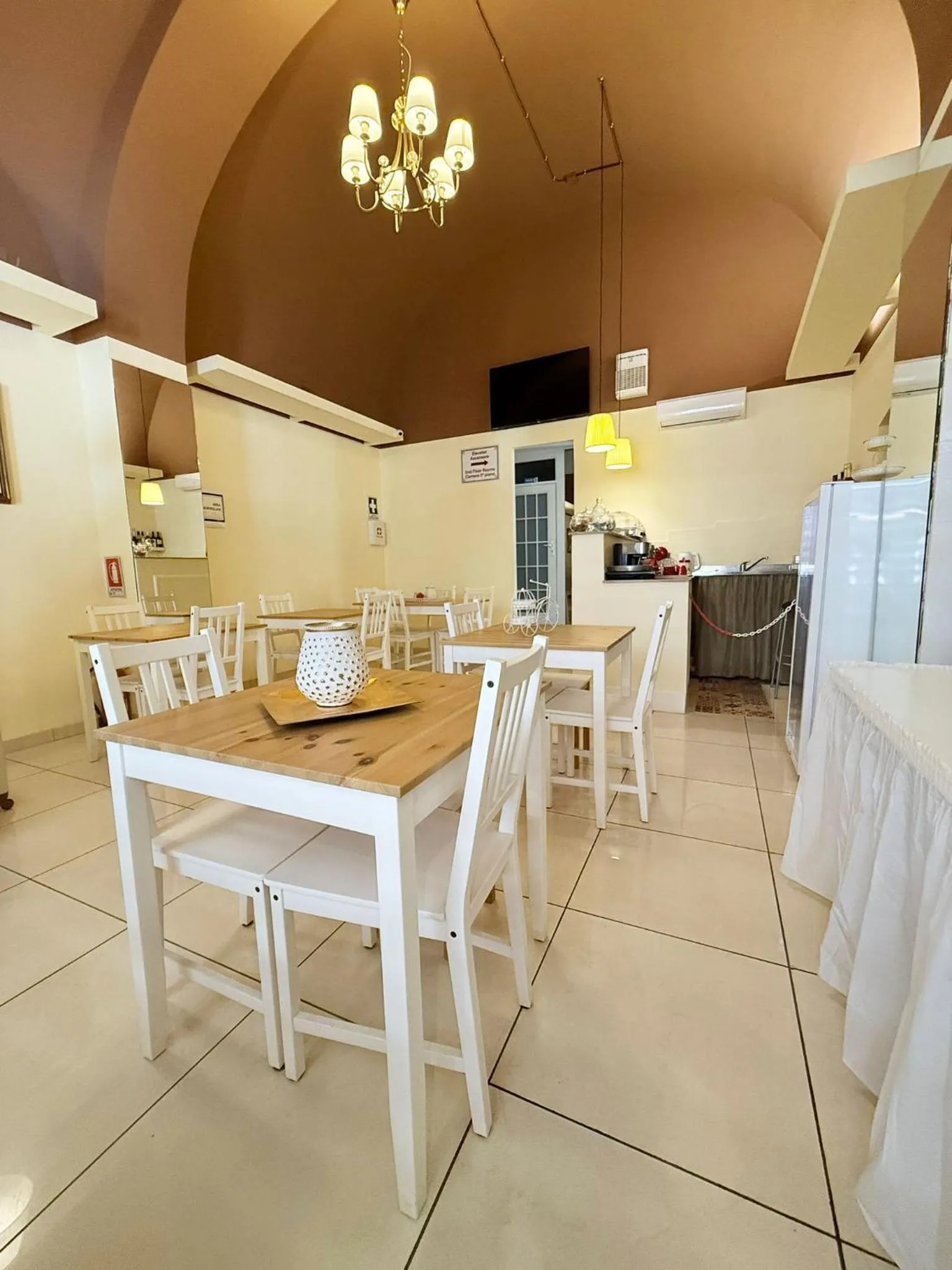 Communal lounge/ TV room in DONNA LUCREZIA b&b Boutique Hotel Style - Relax & Business stay