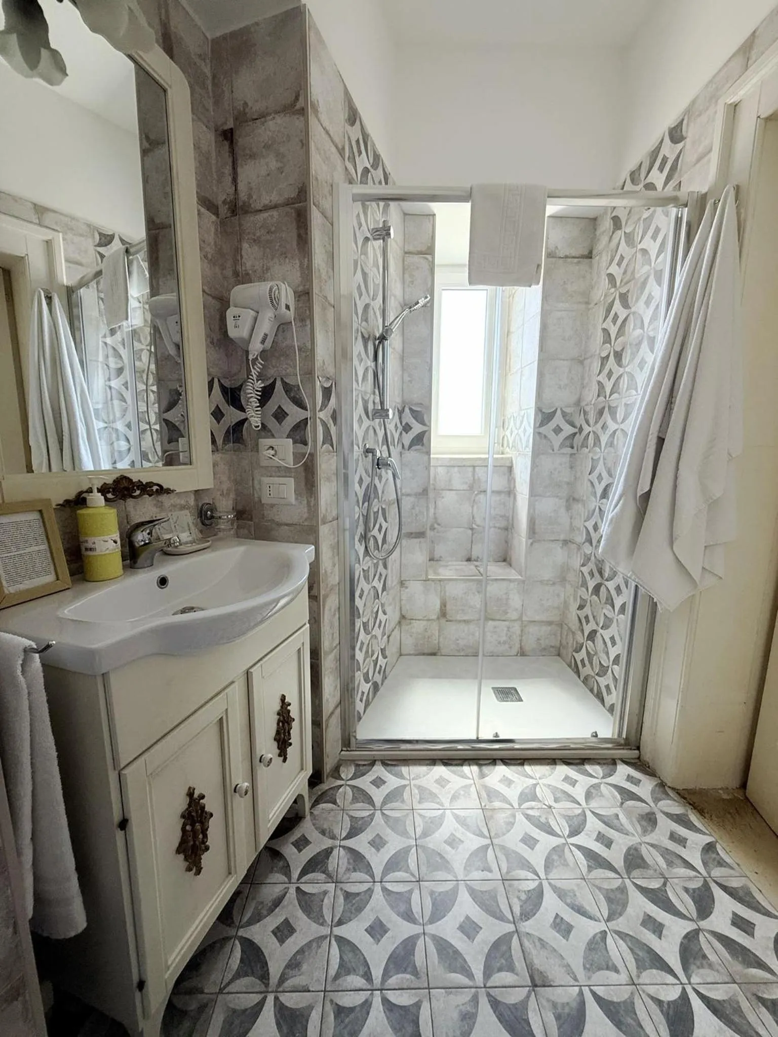 Shower in DONNA LUCREZIA b&b Boutique Hotel Style - Relax & Business stay