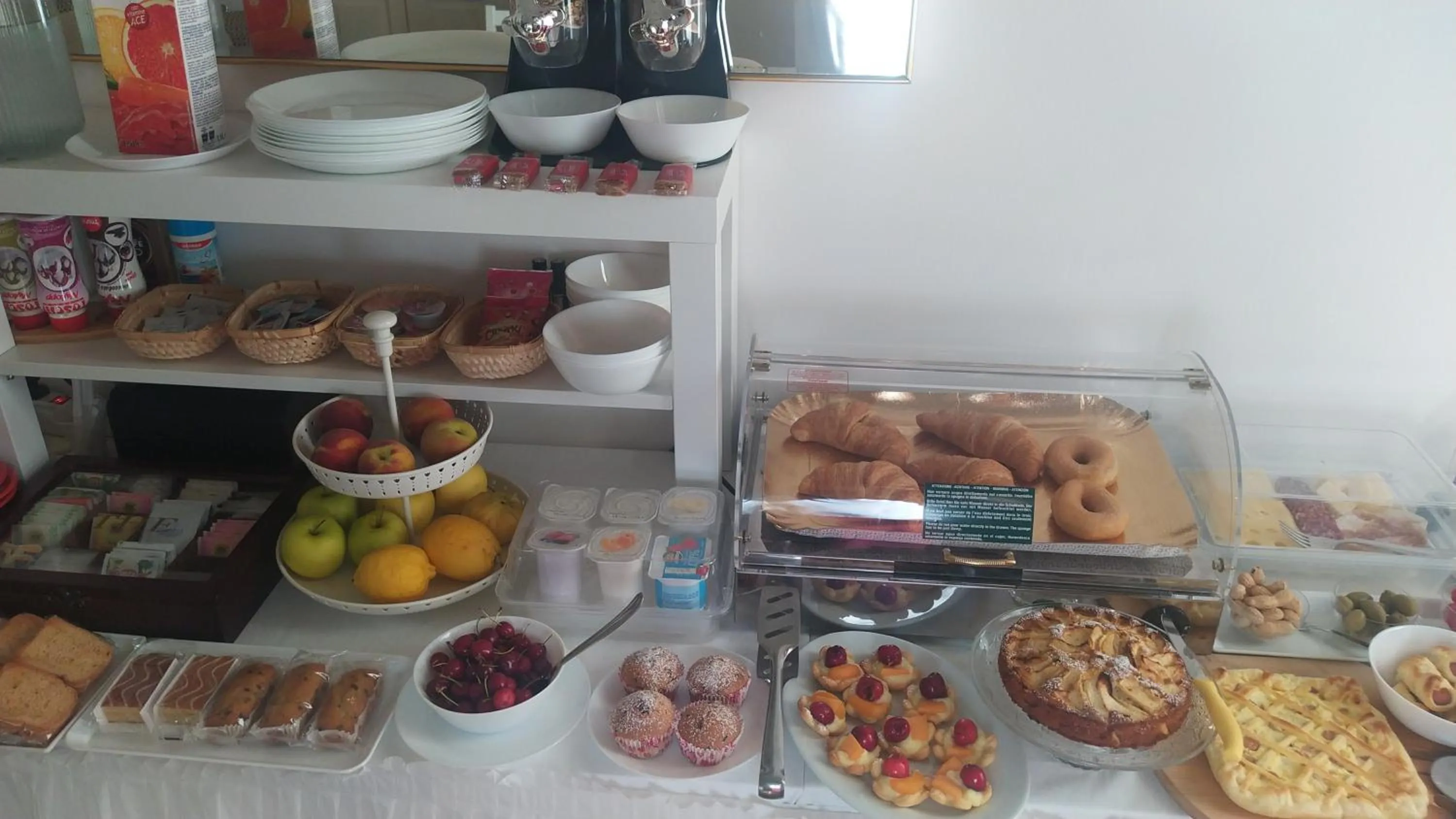 Food and drinks in DONNA LUCREZIA b&b Boutique Hotel Style - Relax & Business stay