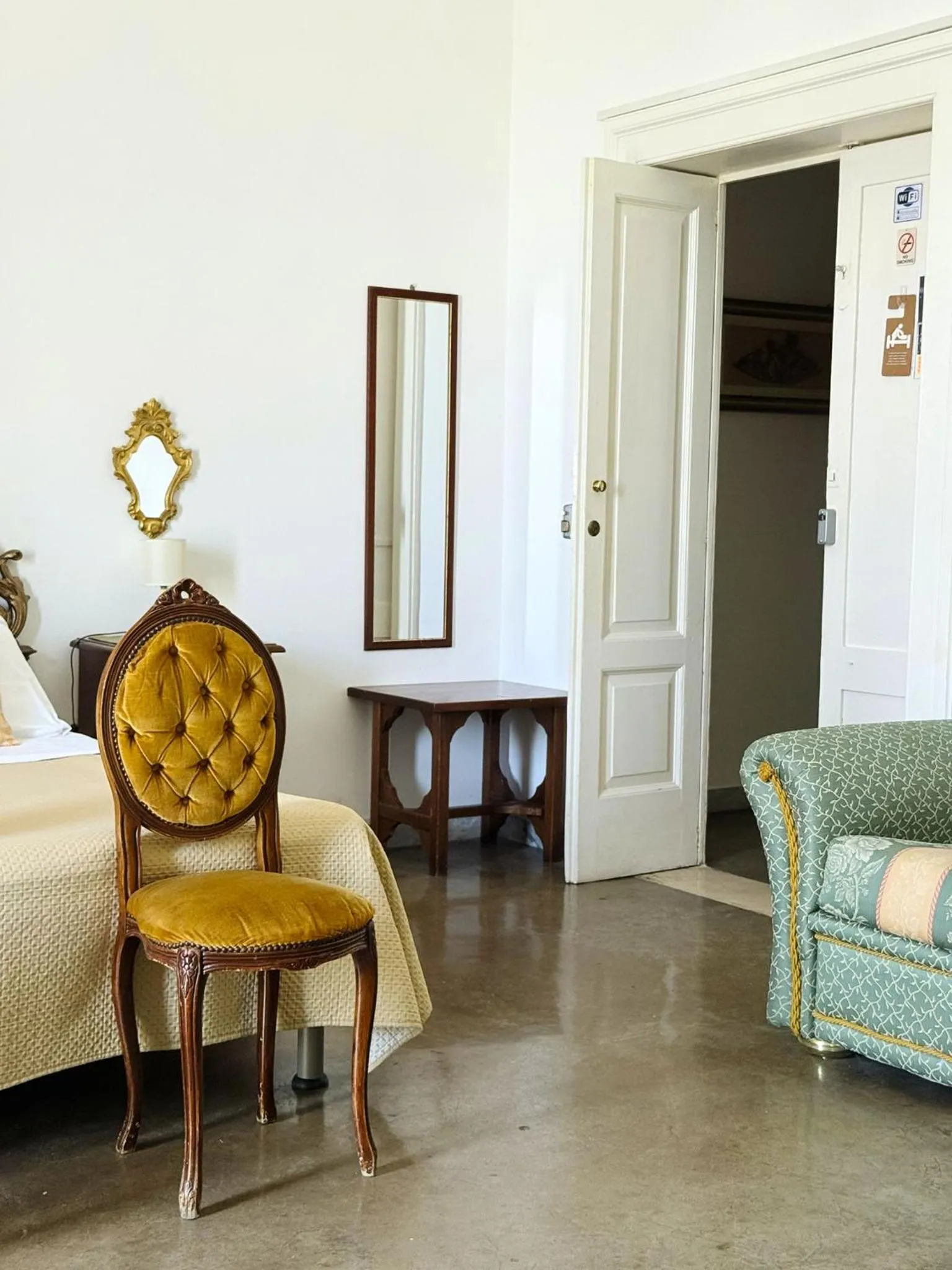 Bed in DONNA LUCREZIA b&b Boutique Hotel Style - Relax & Business stay