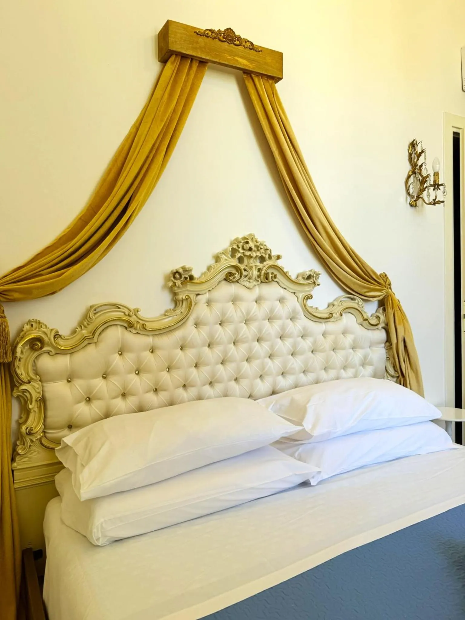 Bed in DONNA LUCREZIA b&b Boutique Hotel Style - Relax & Business stay