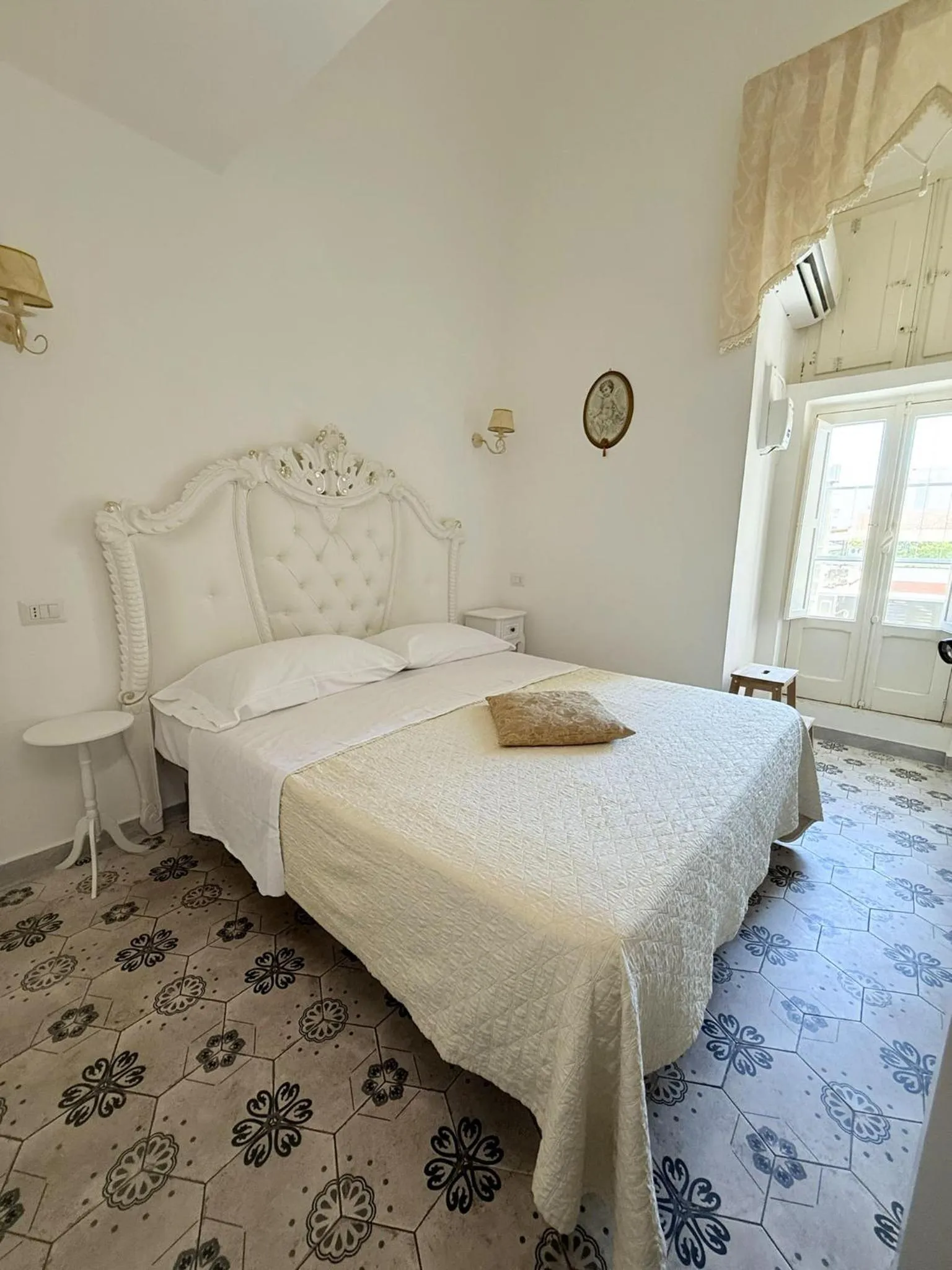 Photo of the whole room, Bed in DONNA LUCREZIA b&b Boutique Hotel Style - Relax & Business stay