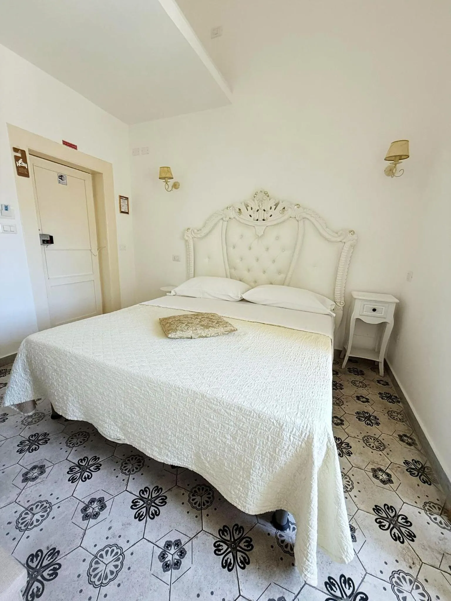 Bed in DONNA LUCREZIA b&b Boutique Hotel Style - Relax & Business stay