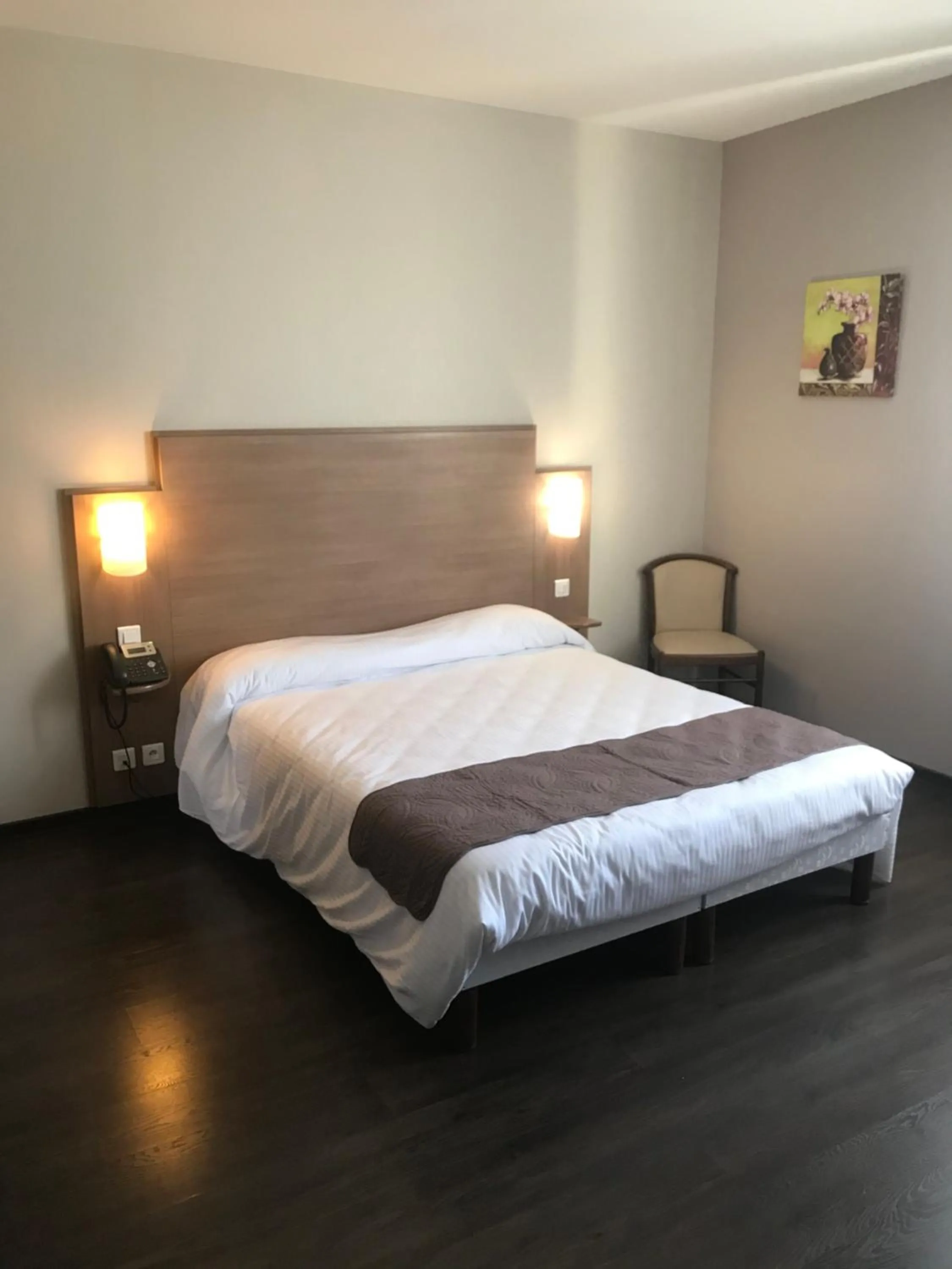 Bed in Logis Hôtel restaurant Les Minotiers