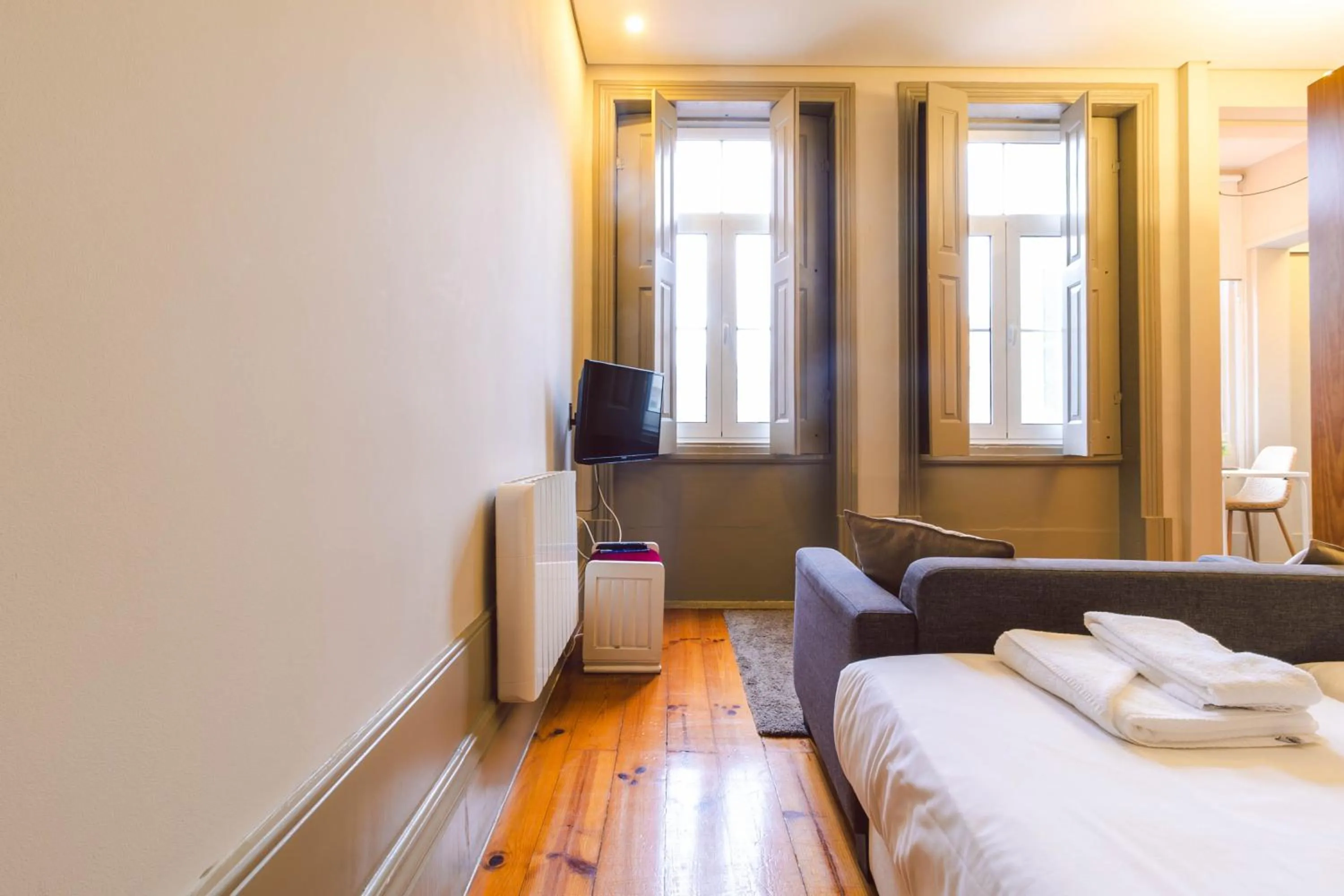 Seating area, Bed in ORM - Bolhao Apartments