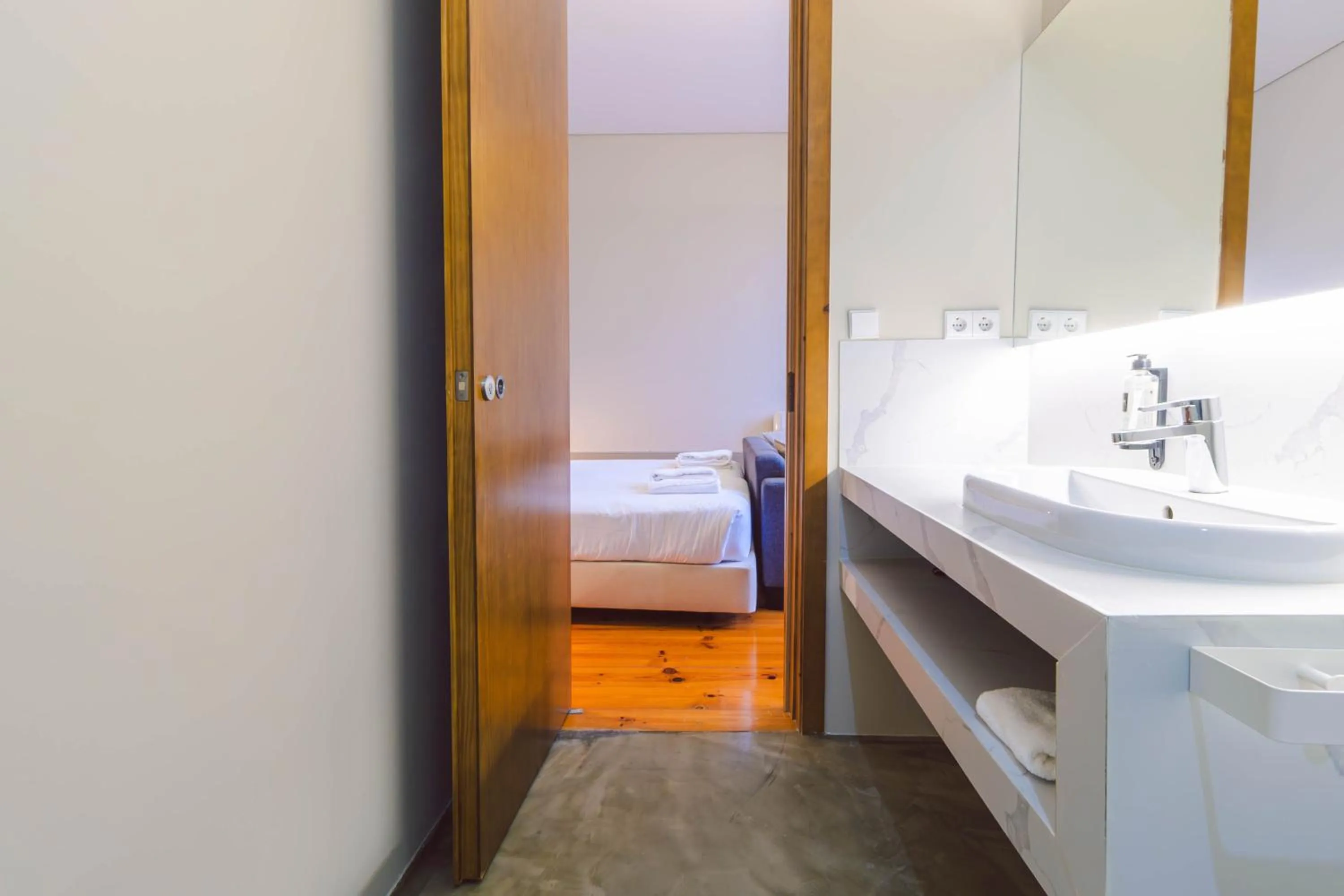 Bathroom, Bed in ORM - Bolhao Apartments