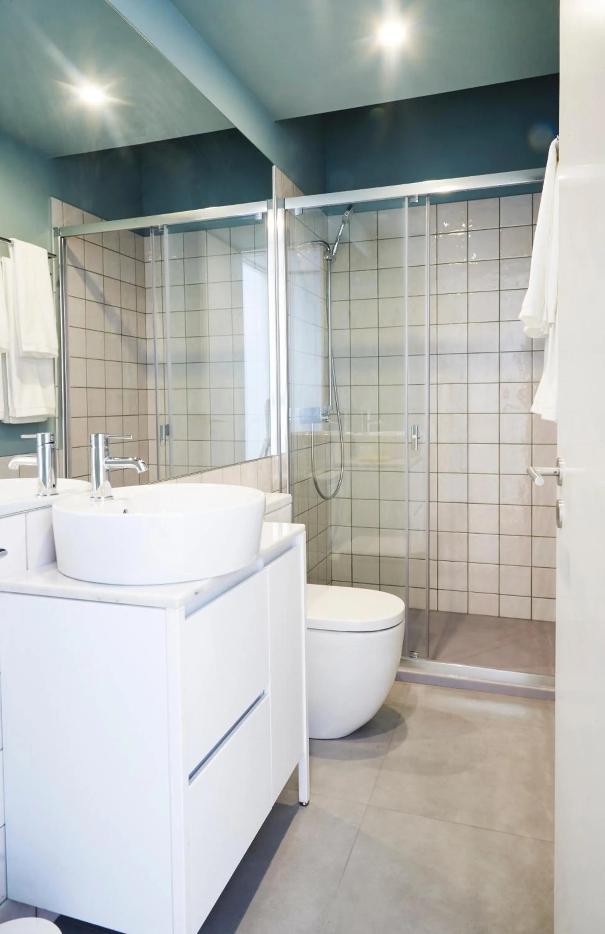 Shower in Pause Apartments