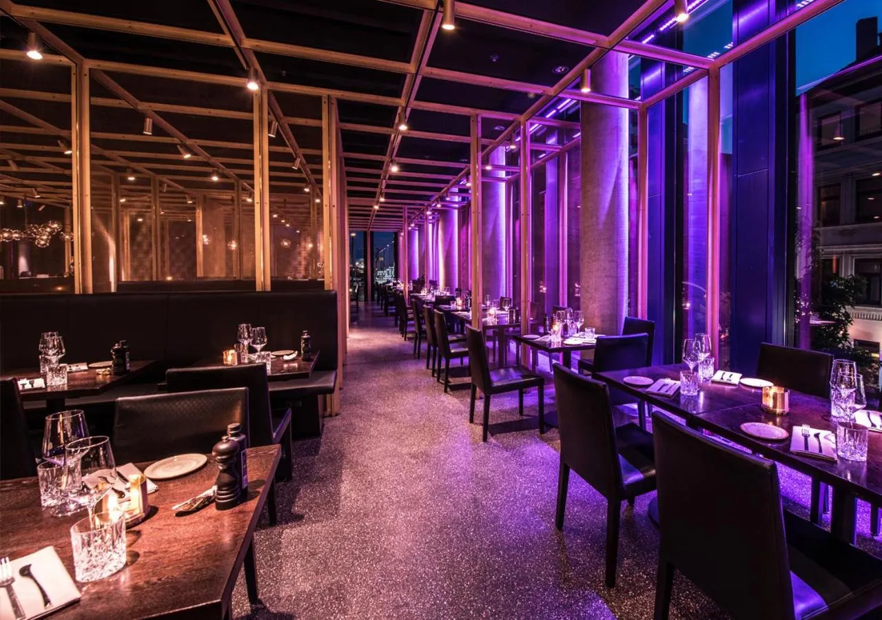 Restaurant/places to eat in Empire Riverside Hotel