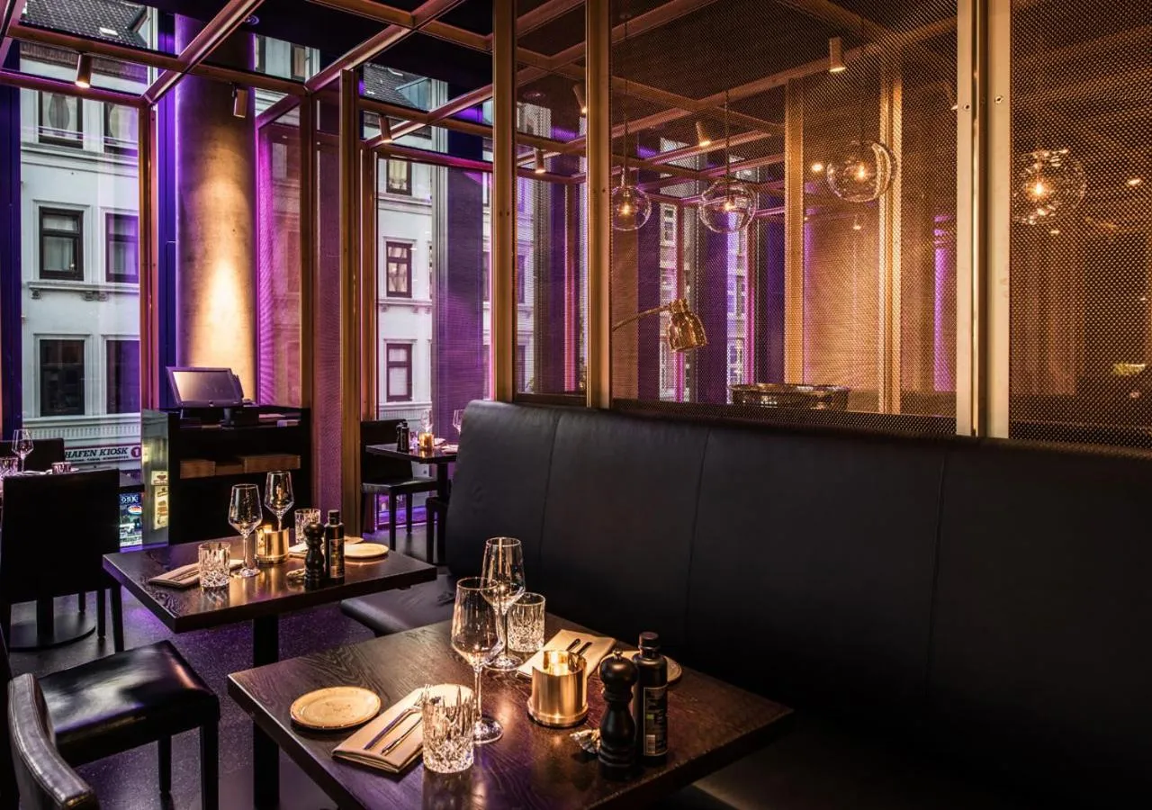 Restaurant/places to eat in Empire Riverside Hotel