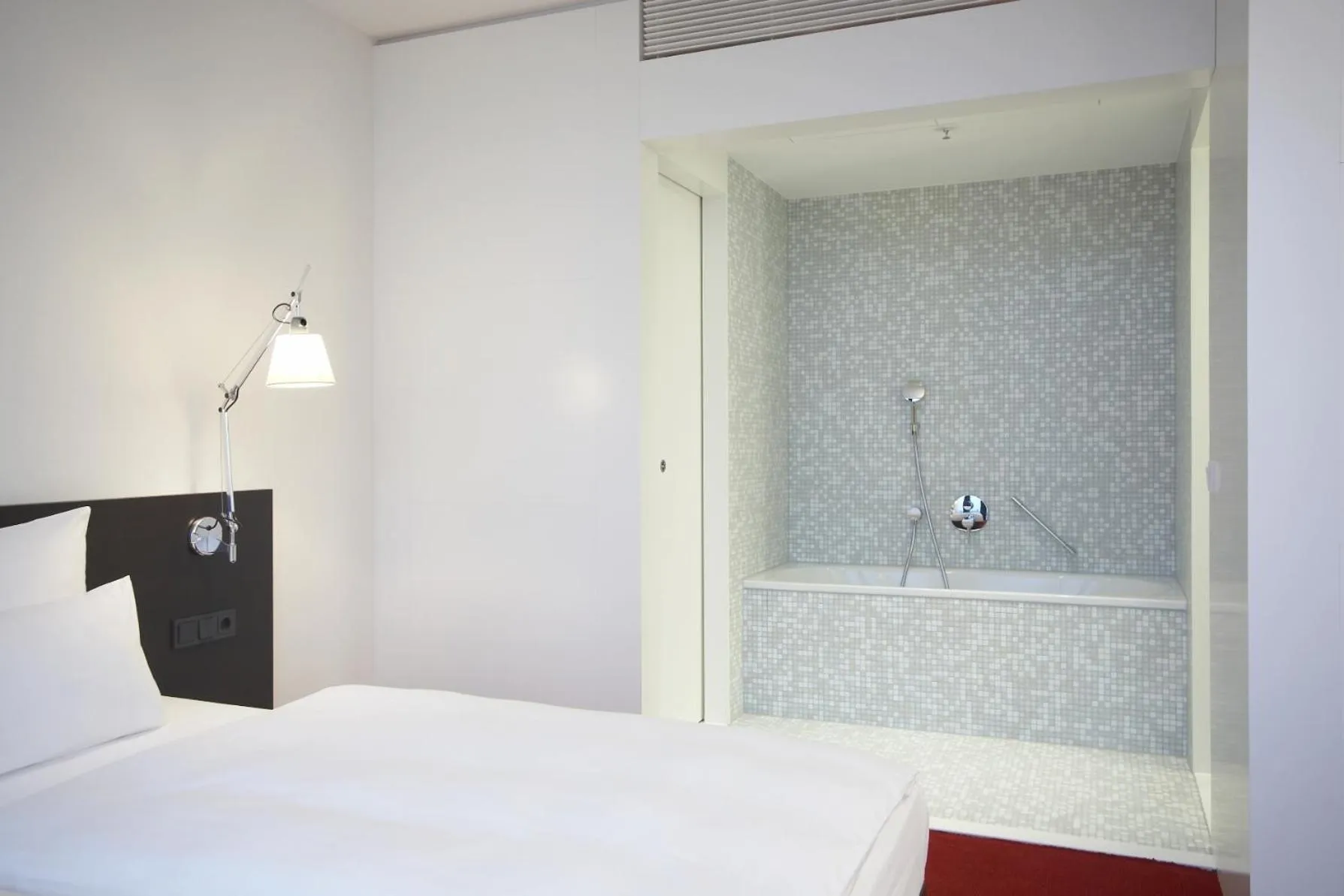Bathroom, Bed in Empire Riverside Hotel