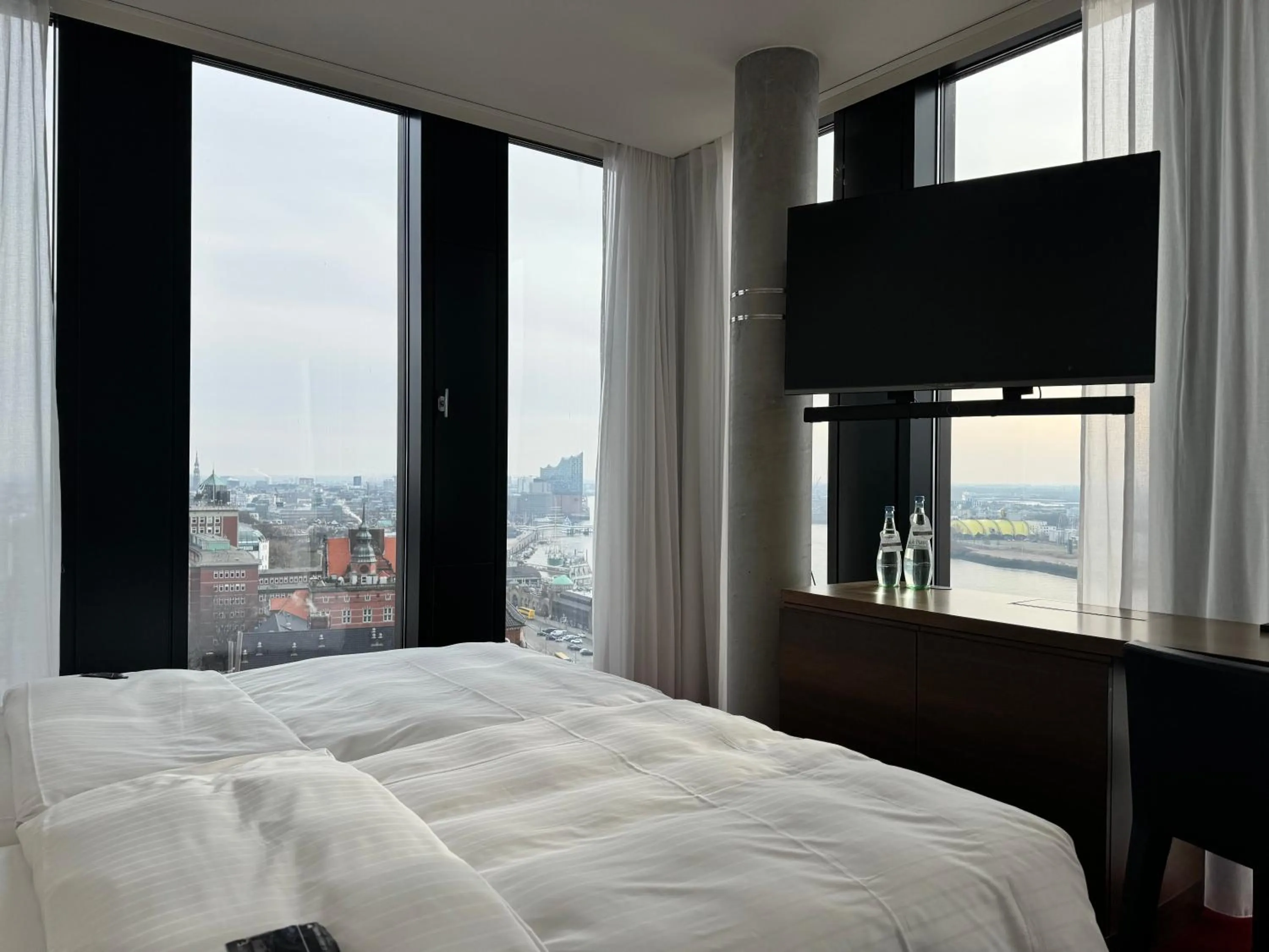 Bedroom, Bed in Empire Riverside Hotel