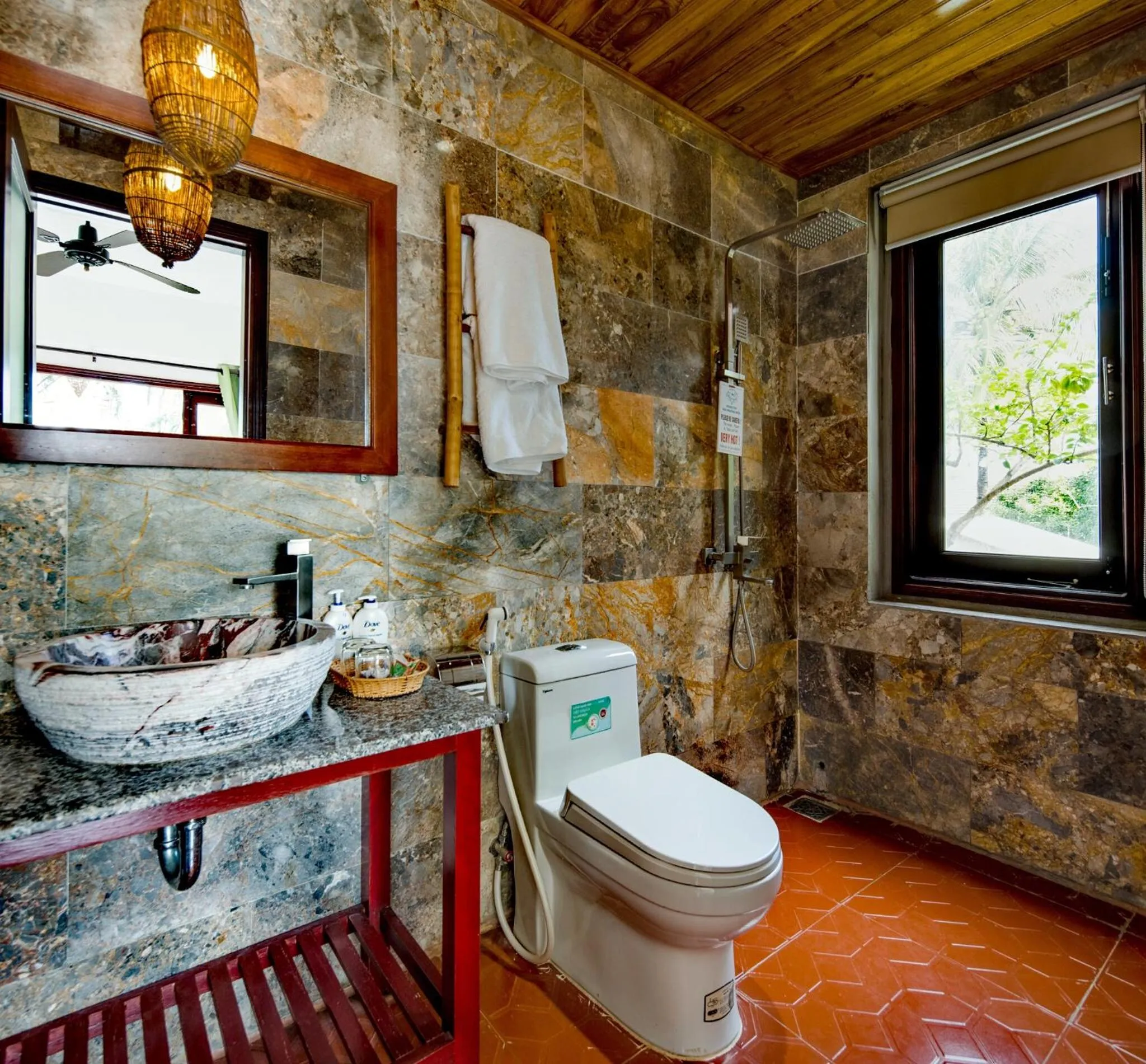 Bathroom in AnBang Morning Glory Beach Homestay 호이안 안방비치 숙소호텔