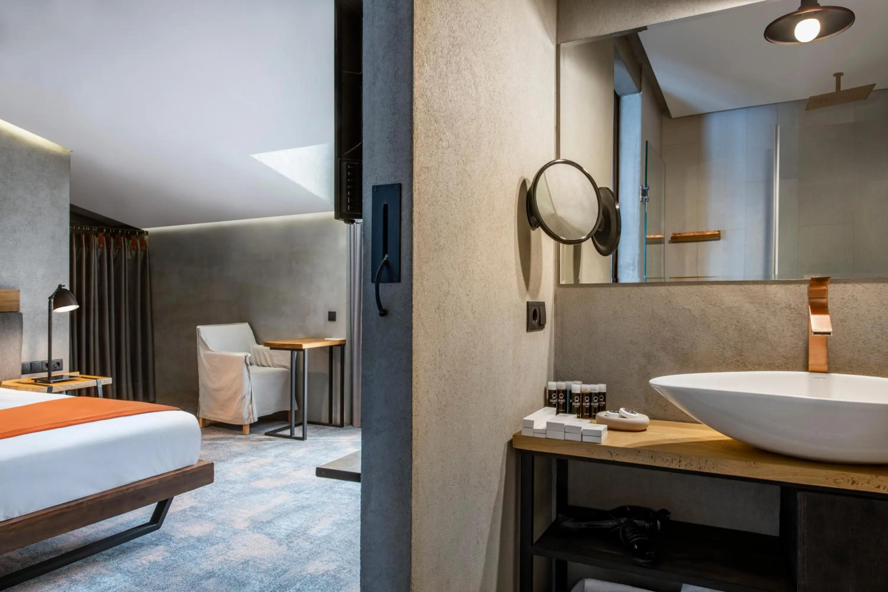 Shower, Bed in IOTA Hotel Tbilisi