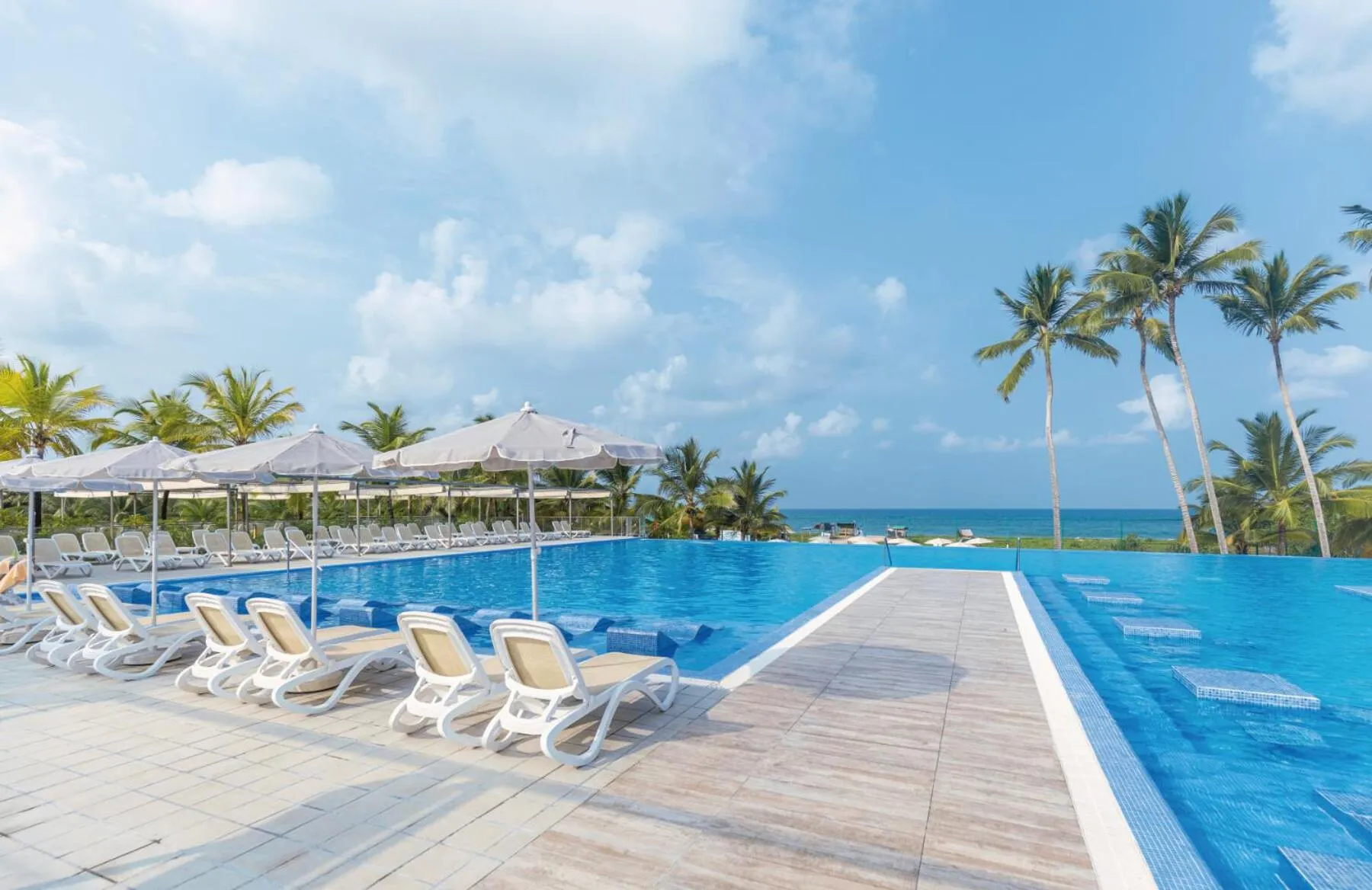 Swimming pool in Riu Sri Lanka All Inclusive