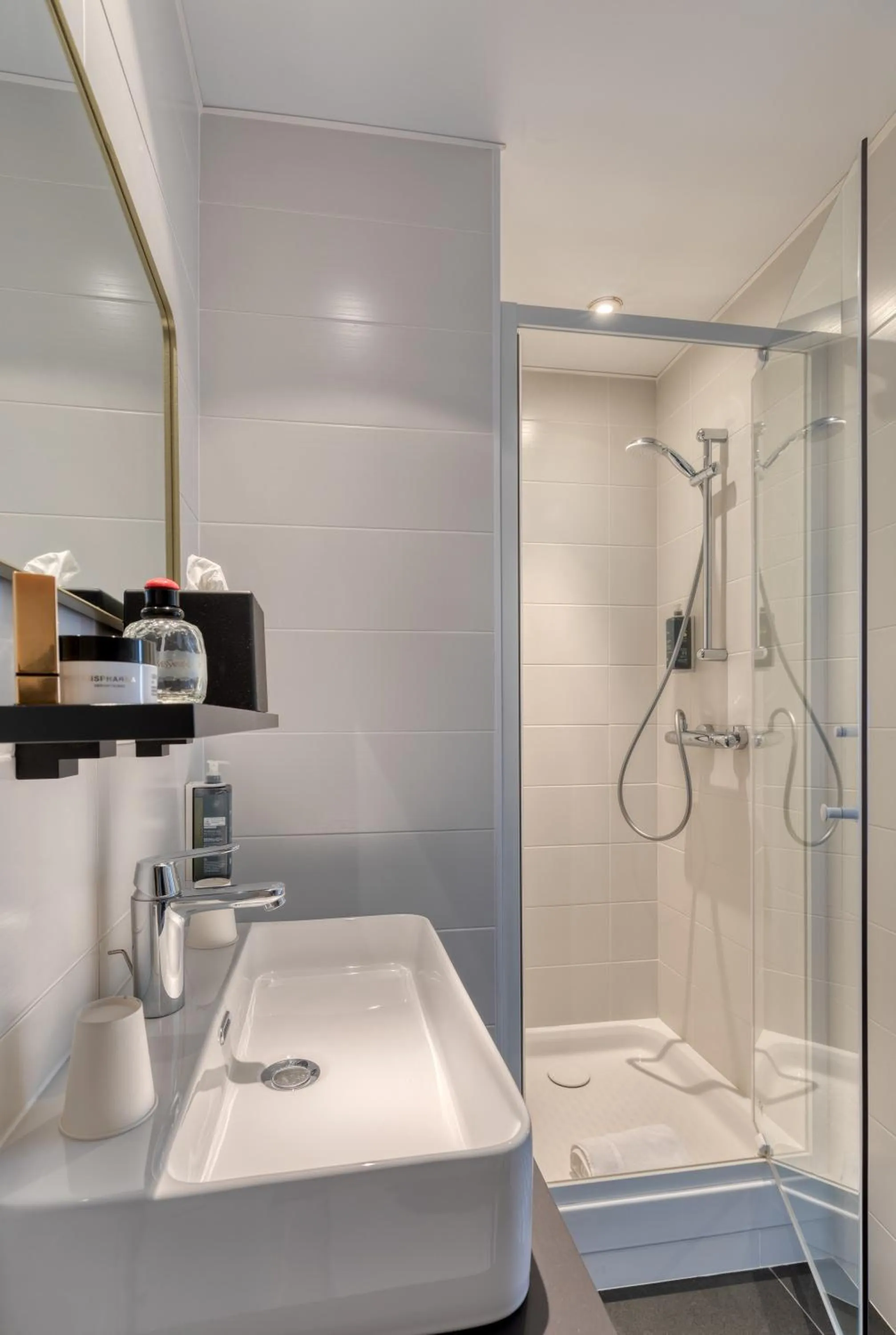 Bathroom in Brit Hotel Les Voyageurs