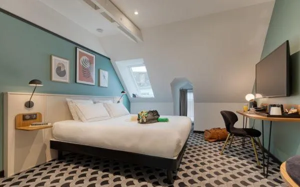 Bed in Brit Hotel Les Voyageurs