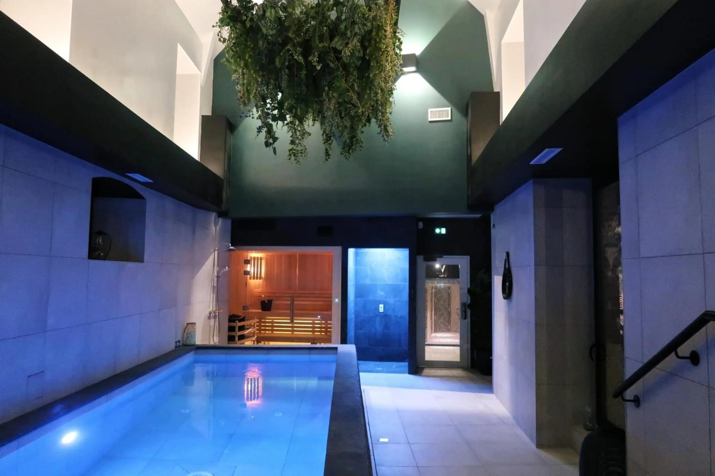 Swimming pool in Brit Hotel Les Voyageurs