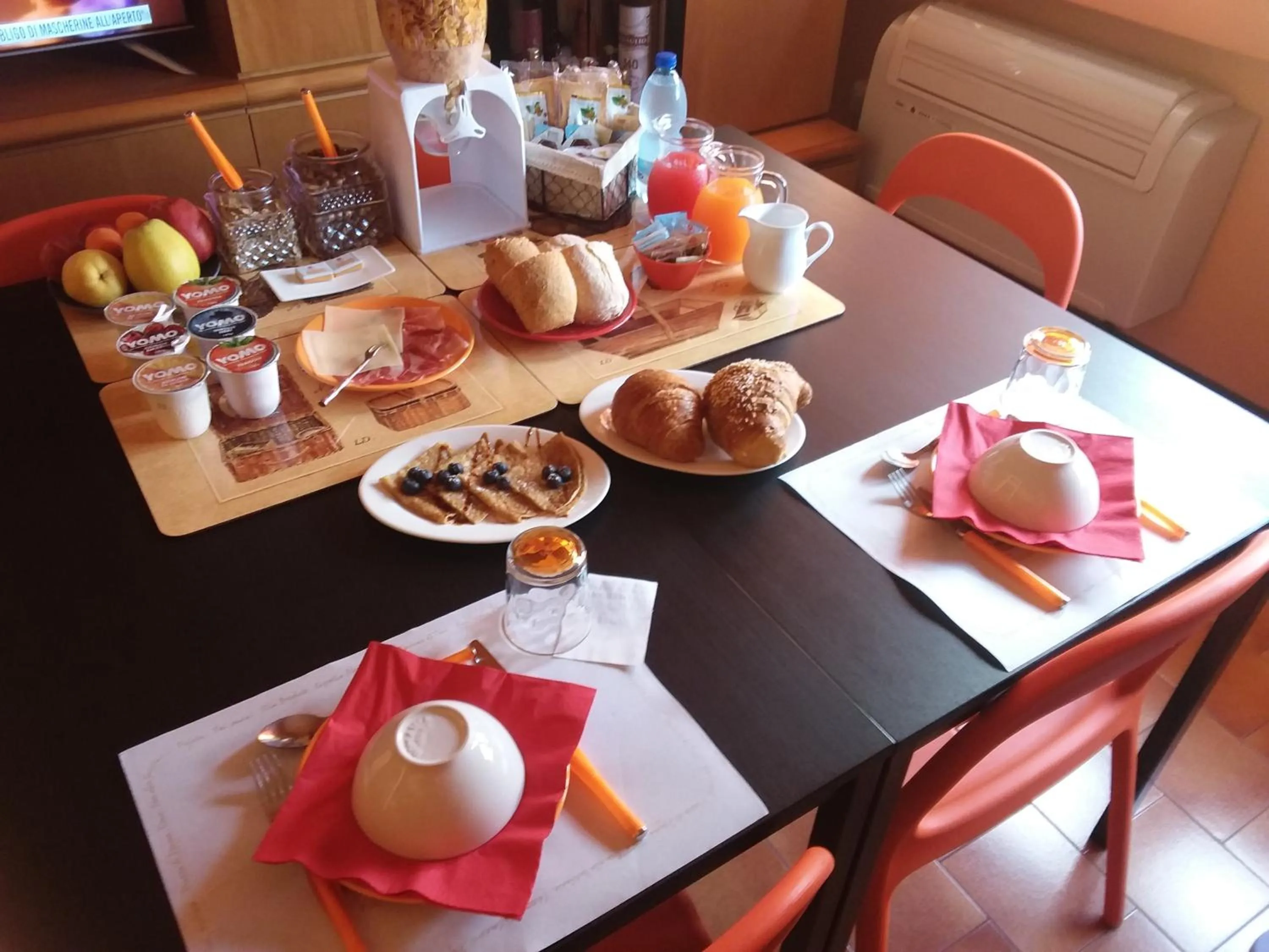 Breakfast in Orange House