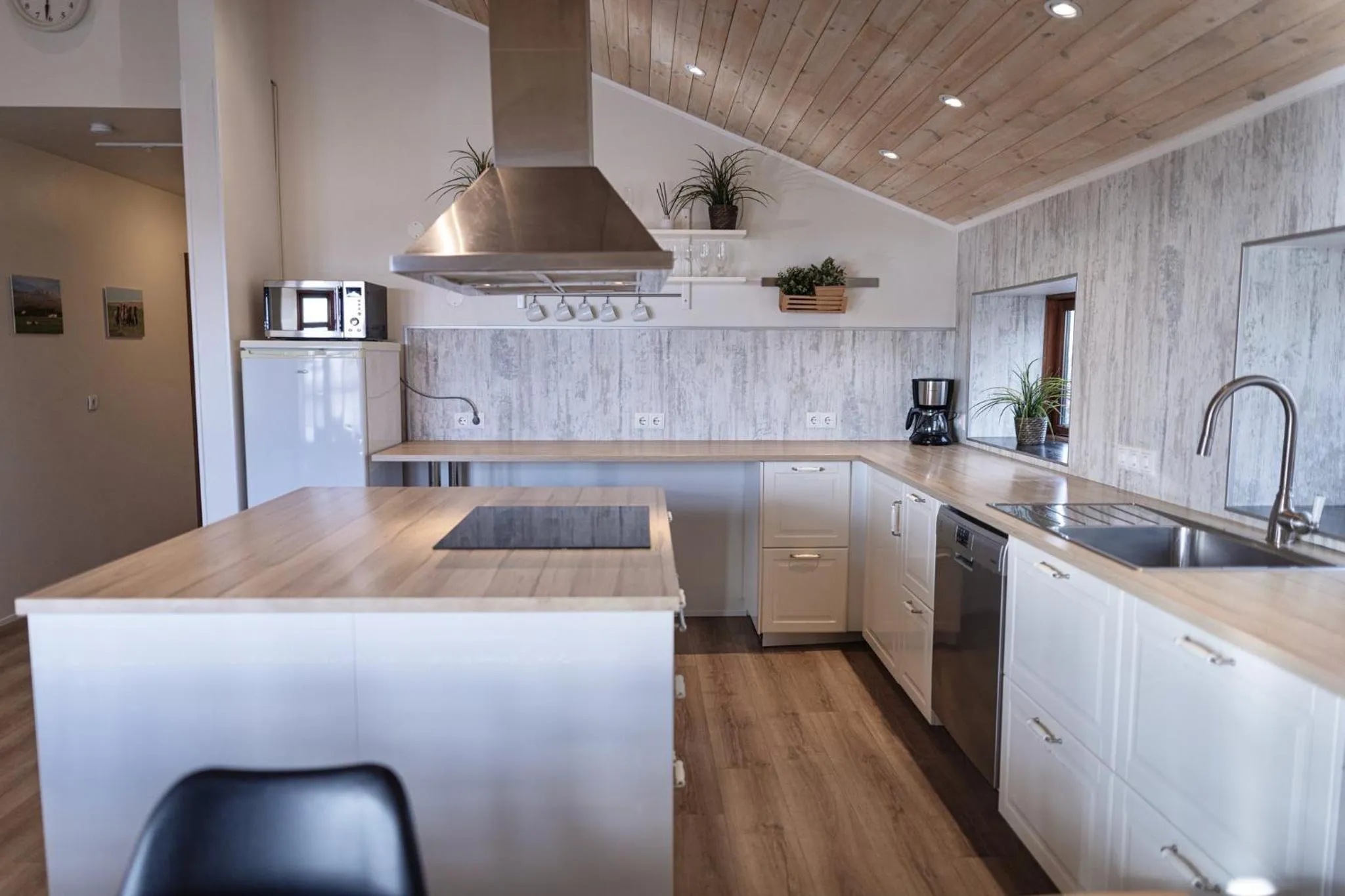 Communal kitchen in Miðhraun - Lava resort & Restaurant