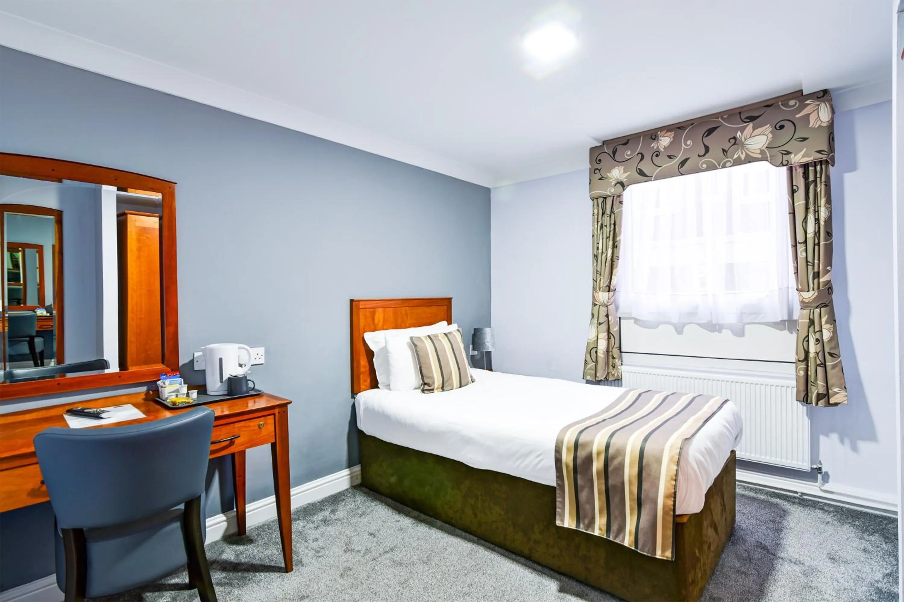 Bedroom, Bed in Aston Court Derby City Centre by Belvilla