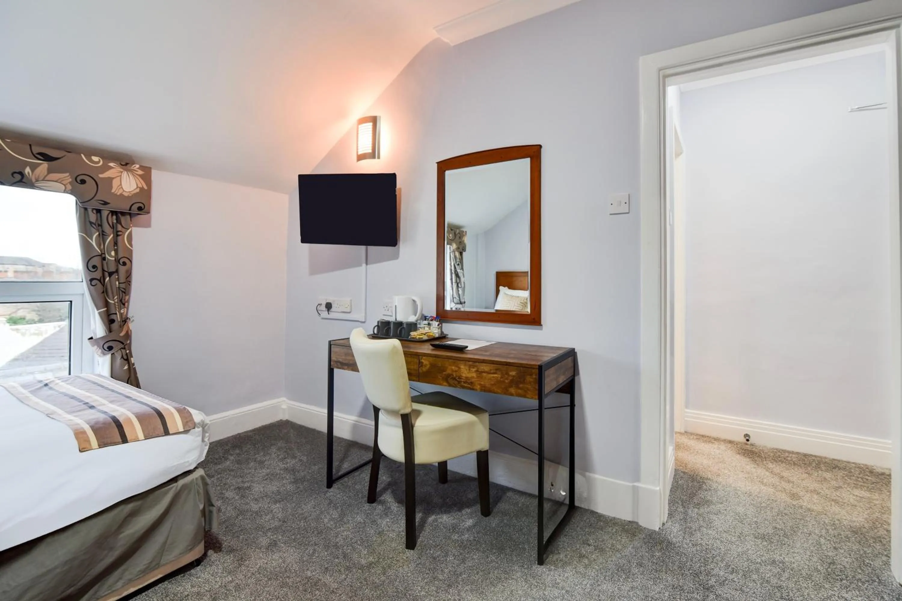 Bedroom, Bed in Aston Court Derby City Centre by Belvilla