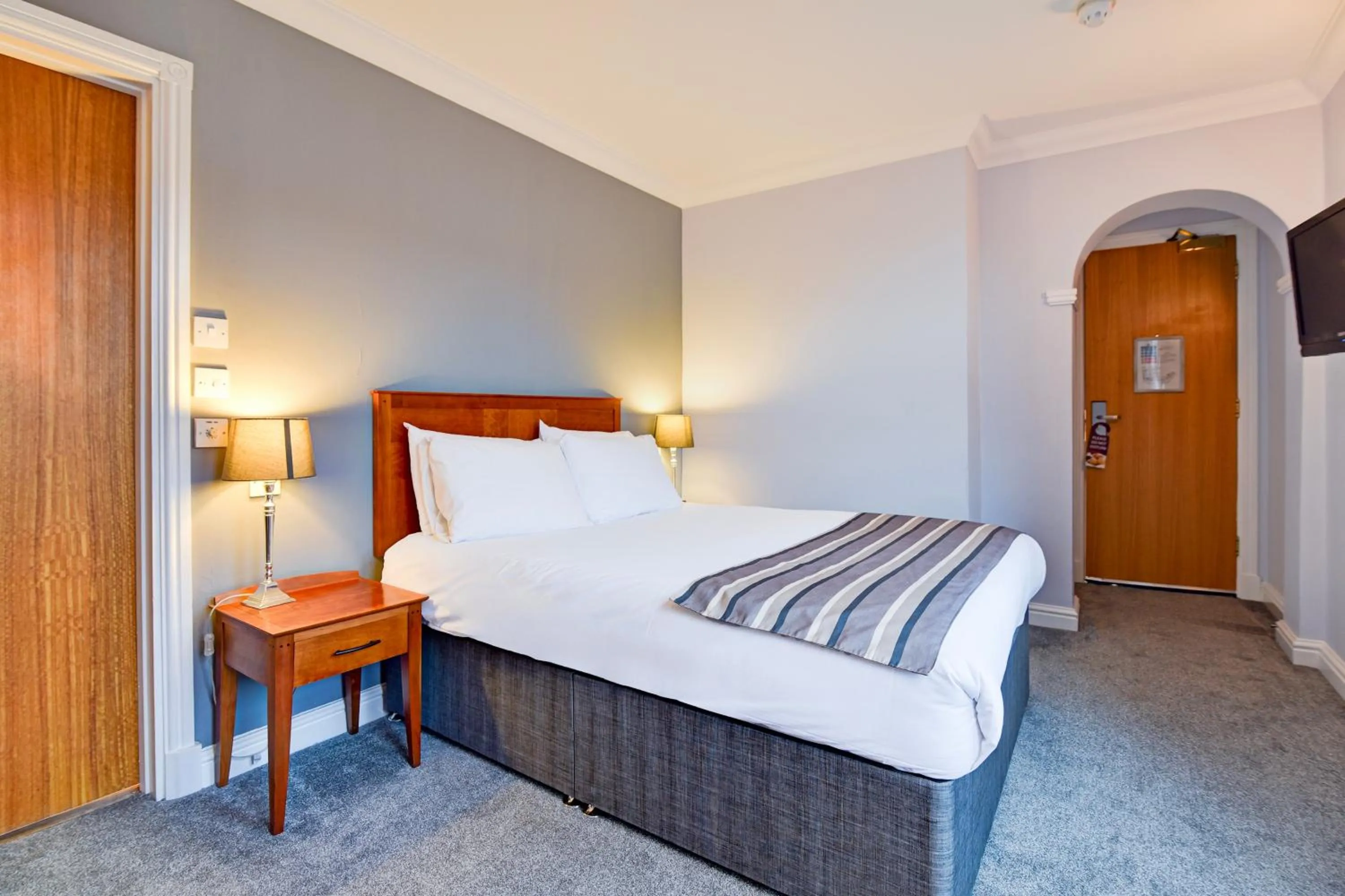 Bedroom, Bed in Aston Court Derby City Centre by Belvilla