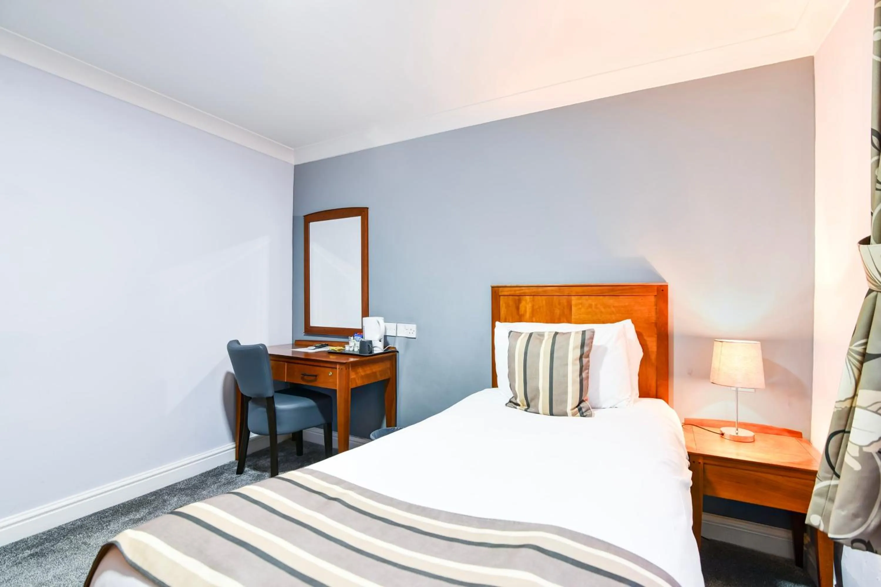 Bedroom, Bed in Aston Court Derby City Centre by Belvilla