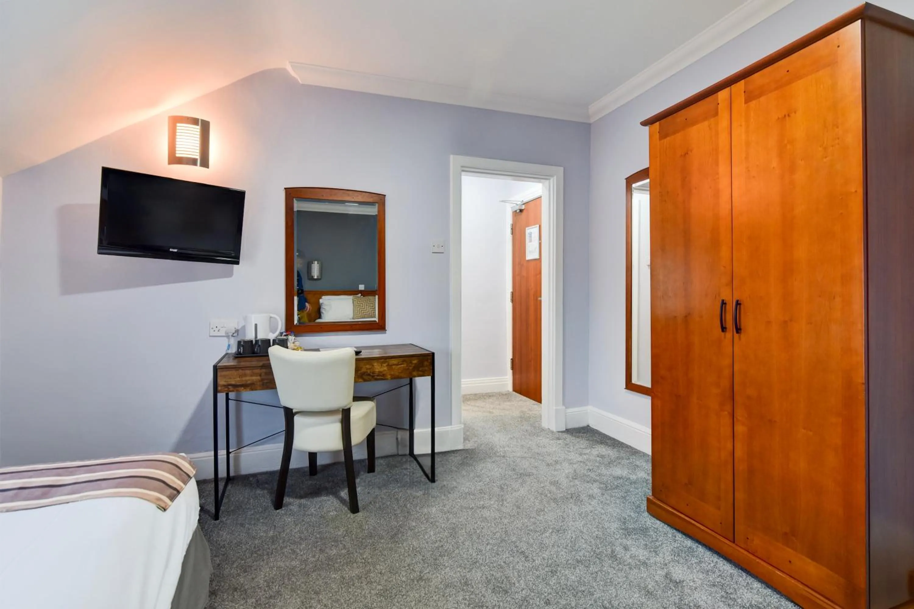 Bedroom, Bed in Aston Court Derby City Centre by Belvilla