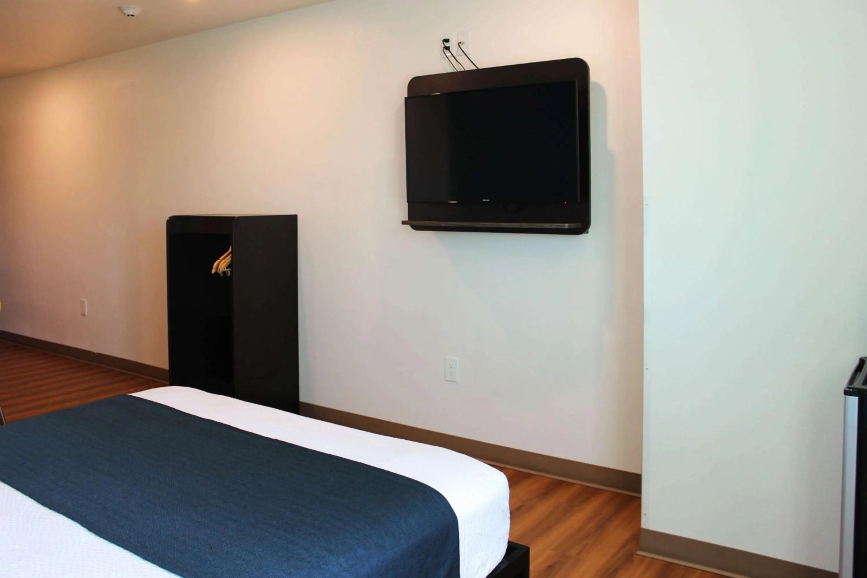 Bedroom, Bed in Motel 6 Rexburg, ID